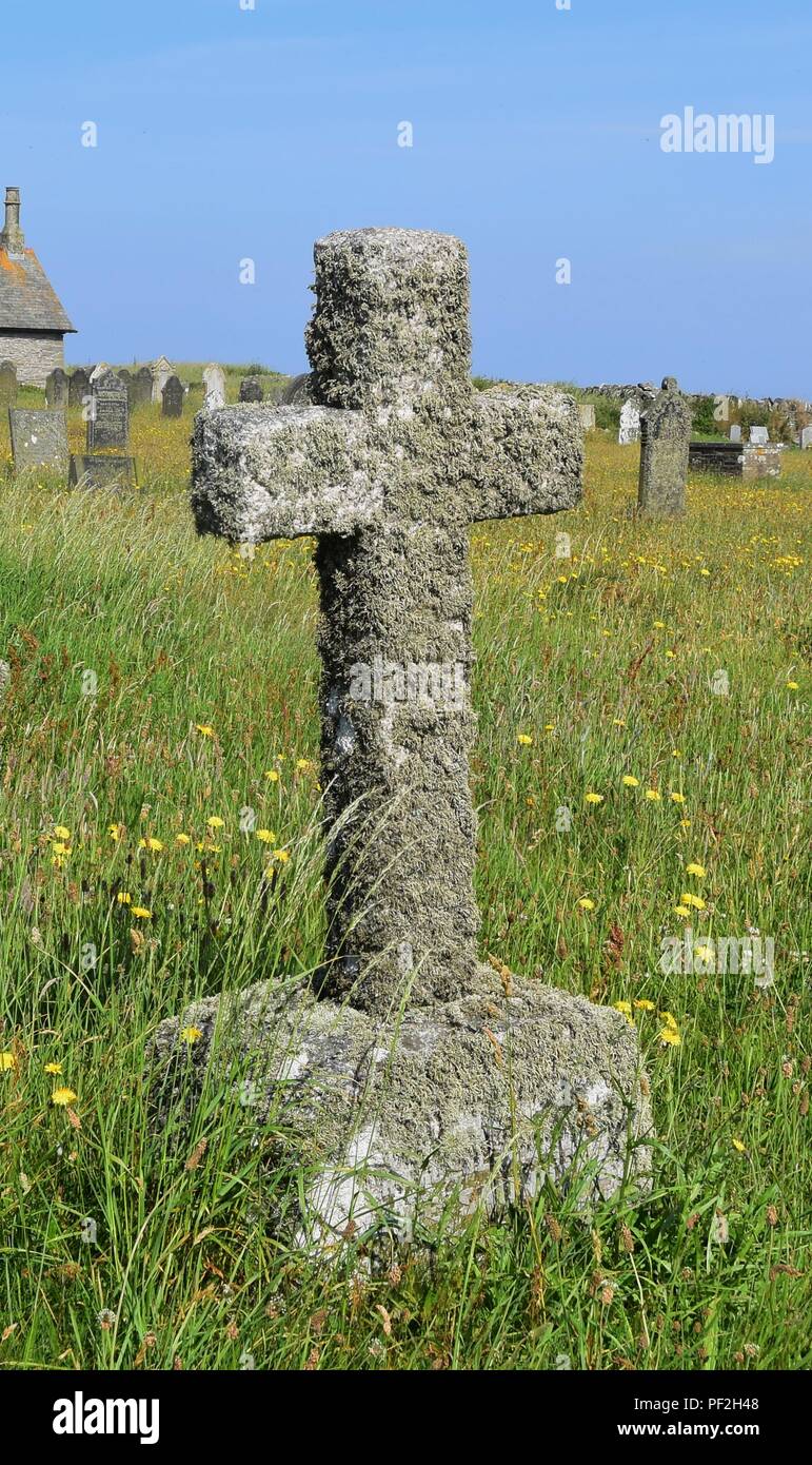 Tombe pierre tombale couverts de mousse et Lichen. Banque D'Images