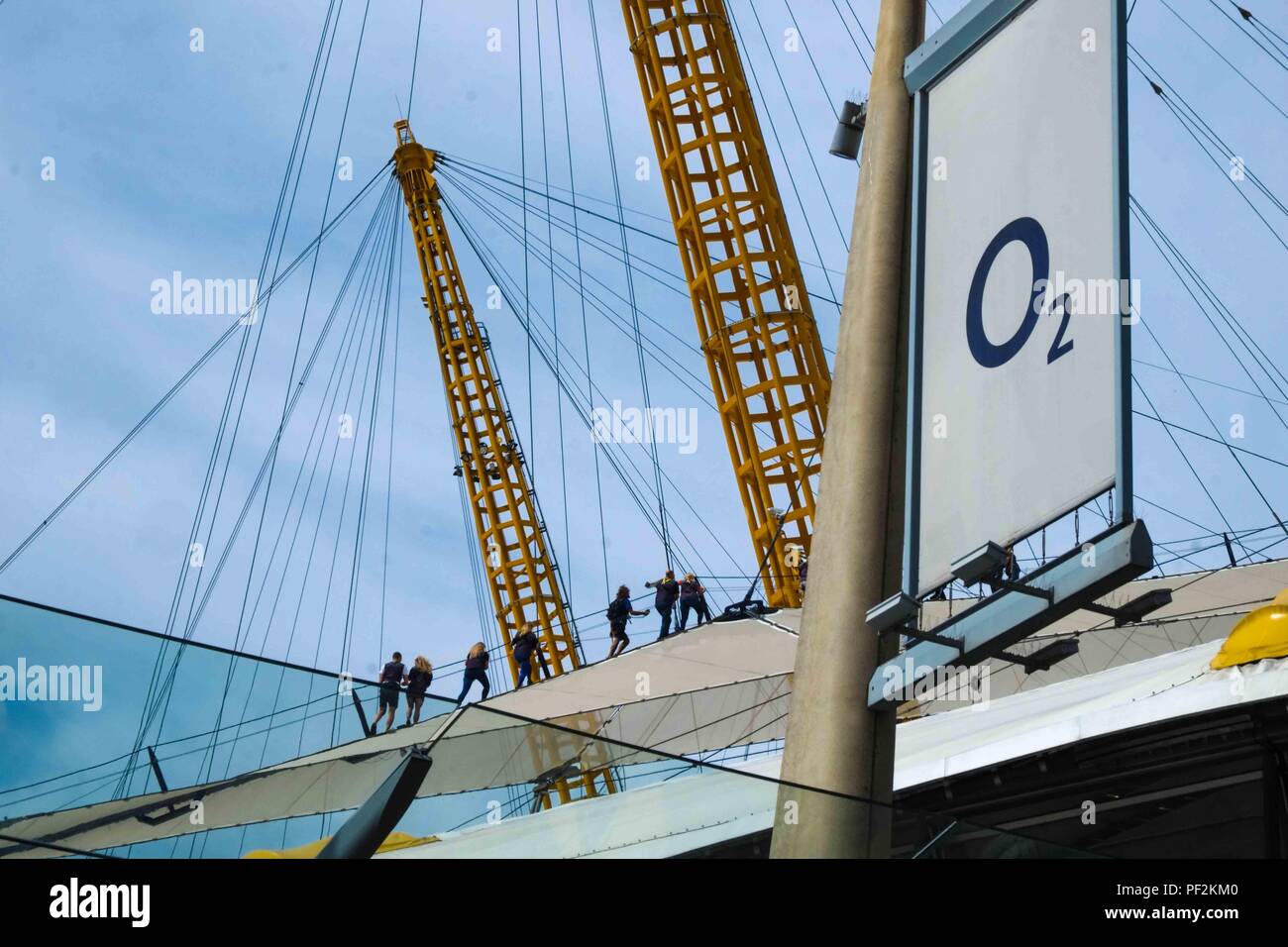 Jusqu'à l'O2. Les gens qui marchent sur le toit de l'O2 Arena à Londres Banque D'Images