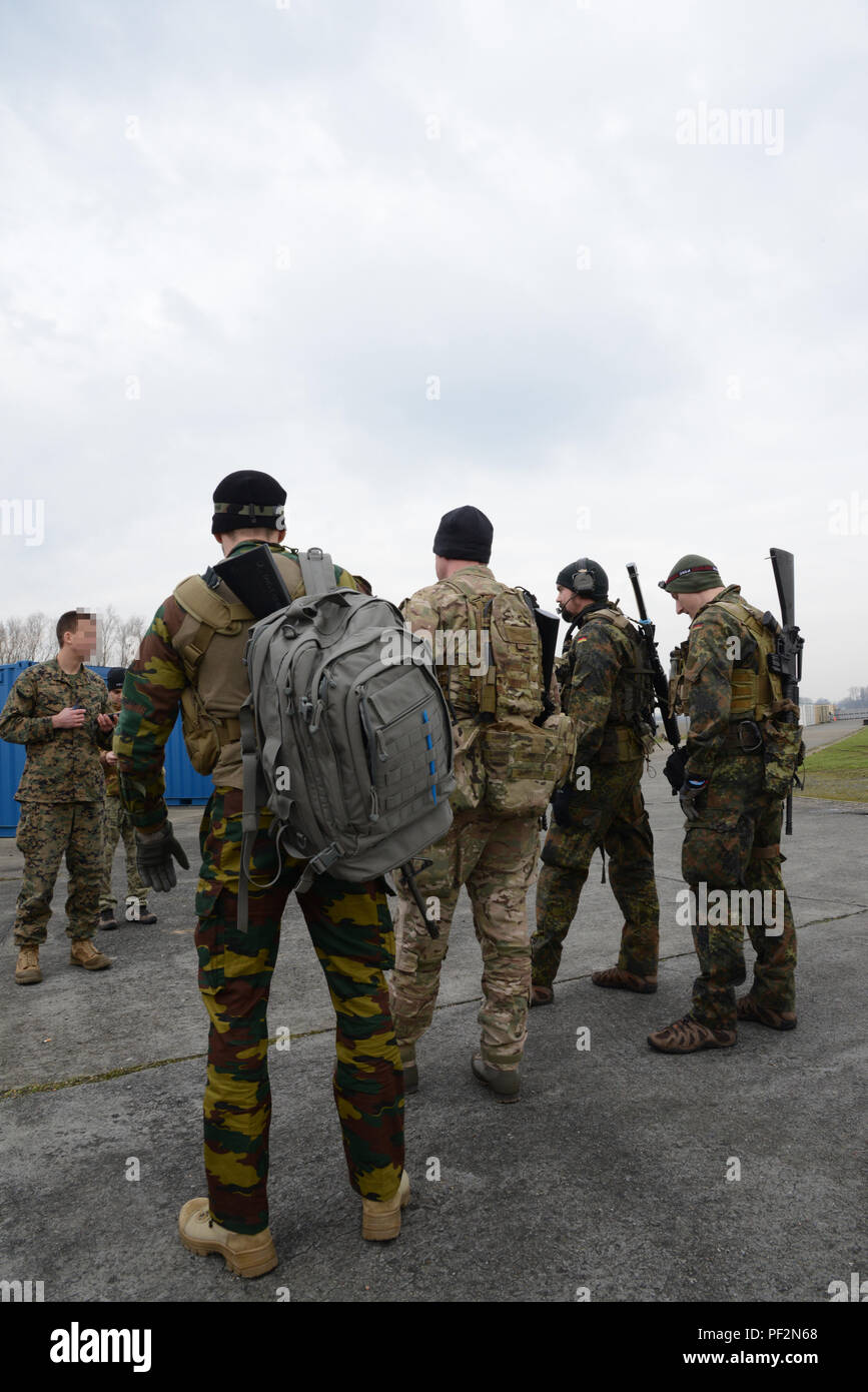 Les forces d'opérations spéciales alliées écouter les explications de l'instructeur de cadets au cours de l'un des exercices pratiques de l'OTAN Les forces d'opérations spéciales (FOS) Coordonnateur des opérations de l'exploitation technique du campus dans le cours sur campus SOF dans la base aérienne de Chièvres Chièvres, Belgique, 26 février 2016. (U.S. Photo de l'armée par Visual Spécialiste de l'information Pascal Demeuldre/libérés)  <i >Image pixélisée d'intimité </i > Banque D'Images