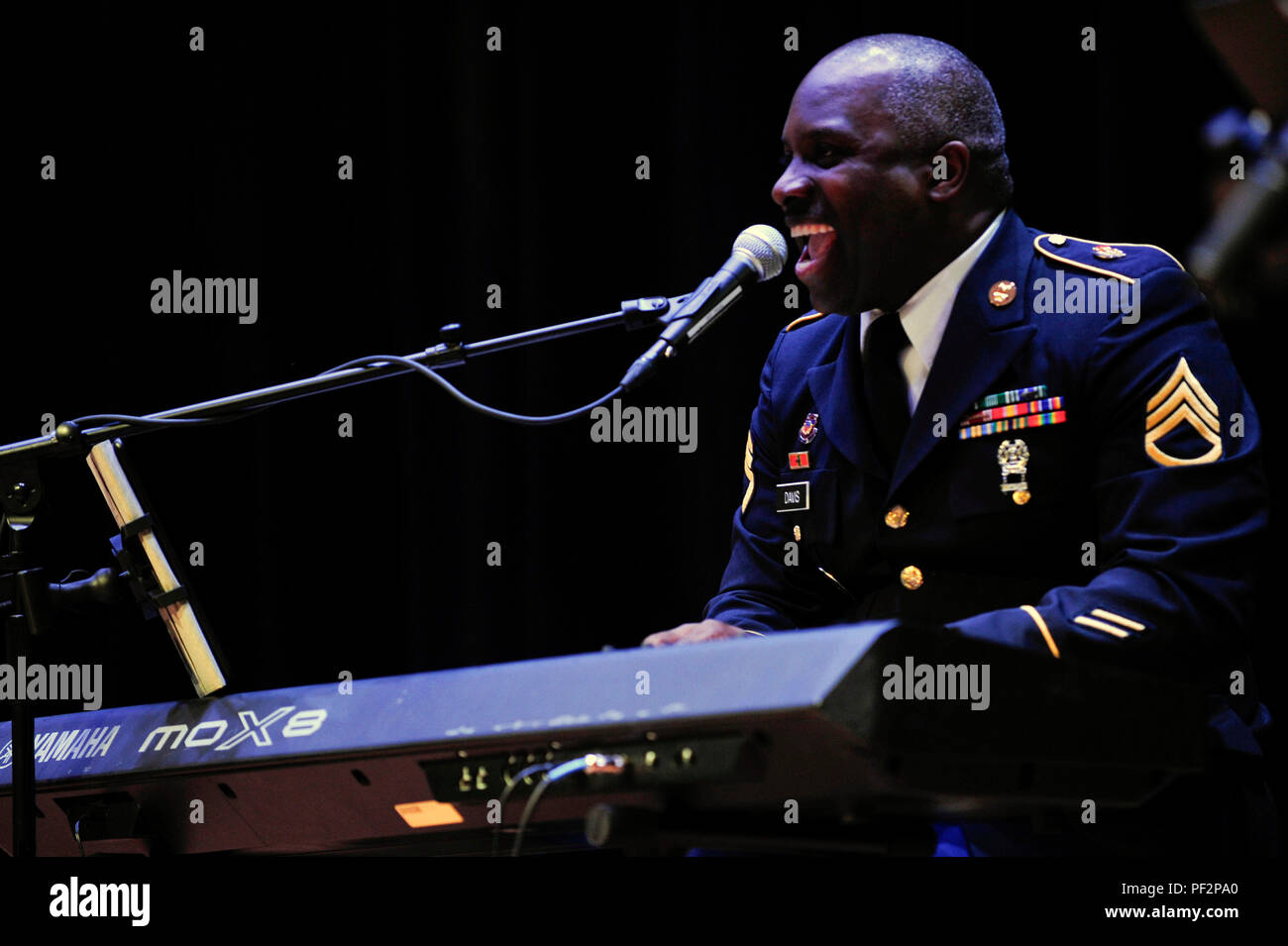 Le sergent de l'armée américaine. Miguel Davis, membre de l'US Army Training and Doctrine Command's band 'Shore, Groove' effectue au cours de la base commune de l'histoire des Noirs Mois Langley-Eustis Respect à Fort Eustis en Virginie, le 26 février 2016. La performance du groupe inclus des chansons par des musiciens afro-américains Stevie Wonder et la fin Nat King Cole. (U.S. Air Force photo par un membre de la 1re classe Breonna veau) Banque D'Images