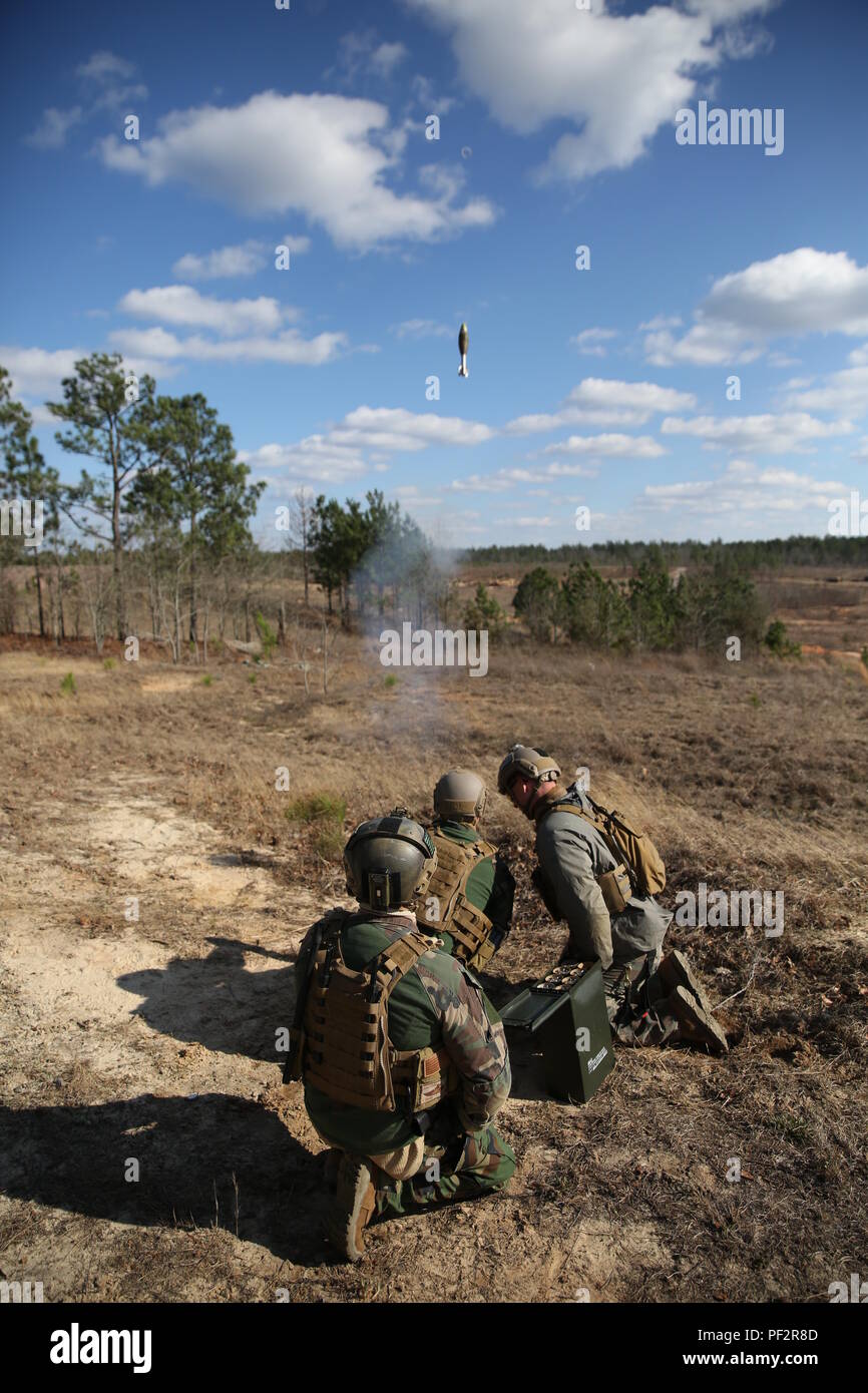Raiders marines à partir de la Compagnie F, 2d Marine Raider bataillon, perfectionné leurs compétences tir de mortiers de 60 mm dans le cadre d'un exercice collectif de Fort Jackson, L.C., le 25 février 2016. Banque D'Images