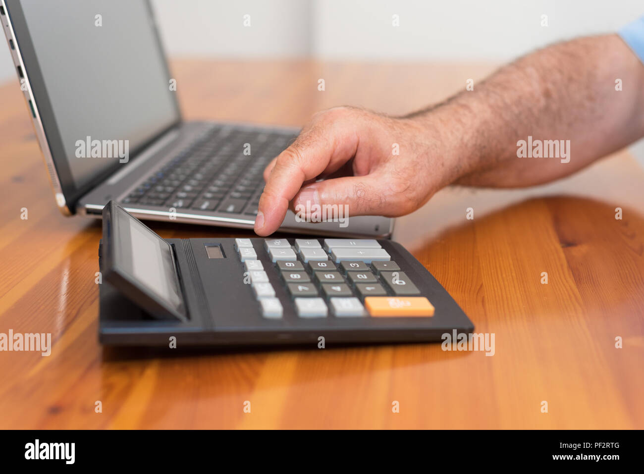L'homme faisant sa comptabilité, conseiller financier. Banque D'Images