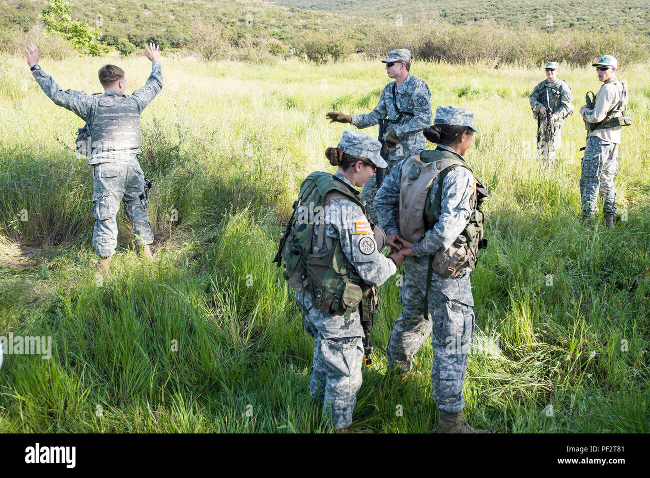 160414-N-DM338-083 MARINE AIR STATION MIRAMAR EAST, SAN DIEGO (14 avril 2016) Cadets de la San Diego State University, de l'Armée Aztec Reserve Officer Training Corps (ROTC), mener des exercices d'entraînement de la capture de prisonniers au cours d'un exercice de perfectionnement en leadership. (U.S. Caméra de combat de la marine photo de Mass Communication Specialist 2e classe Nicholas A. Groesch / relâché). Banque D'Images