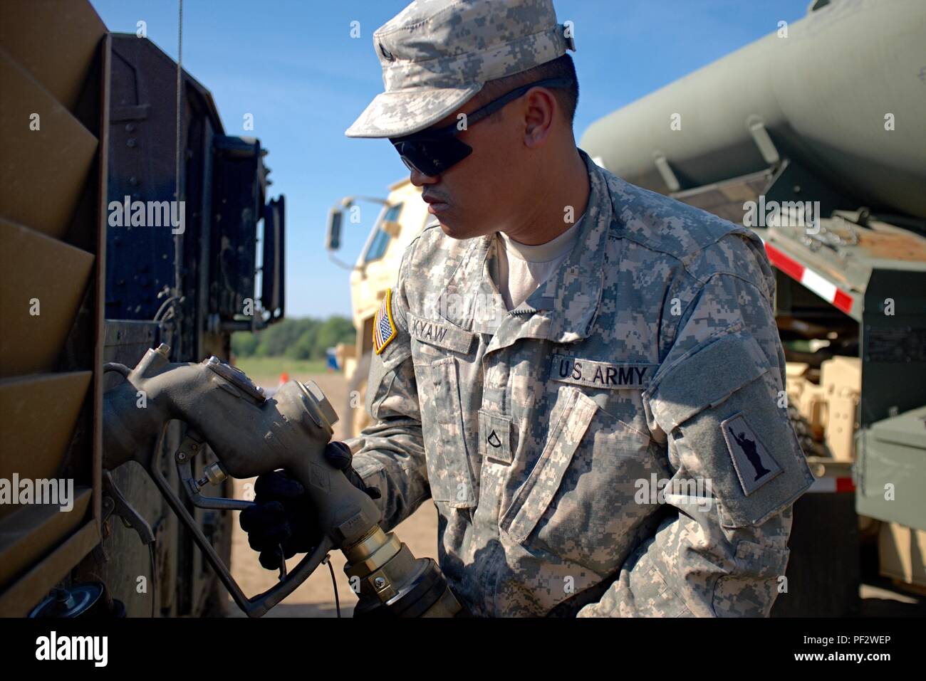 La FPC. Aung Kyaw, un spécialiste de l'approvisionnement de pétrole avec l'armée américaine de la réserve 716th Quartermaster Company, Jersey City, N.J., fossiles d'un Humvee à la ferme de carburant pendant l'exercice Anakonda 16 à la zone d'entraînement de Drawsko Pomorskie, Pologne, le 4 juin 2016. Anakonda 16 est dirigée par la Pologne, un exercice multinational interarmées se dérouleront dans toute la Pologne 7-17 Juin. Le 716th est la première unité de la réserve de l'armée américaine pour l'exploitation d'une ferme de carburant en Pologne. L'exercice implique plus de 25 000 participants de plus de 20 nations. Anakonda 16 est un événement de formation de l'armée américaine pour l'Europe et les nations participantes et daemon Banque D'Images