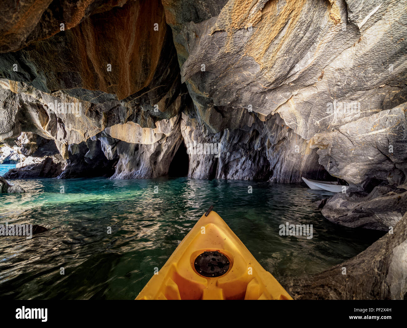 En kayak dans les grottes, Santuario de la Naturaleza capillas de Marmol, Lac General Carrera, Puerto Rio Tranquilo, région d'Aysen, en Patagonie, au Chili Banque D'Images