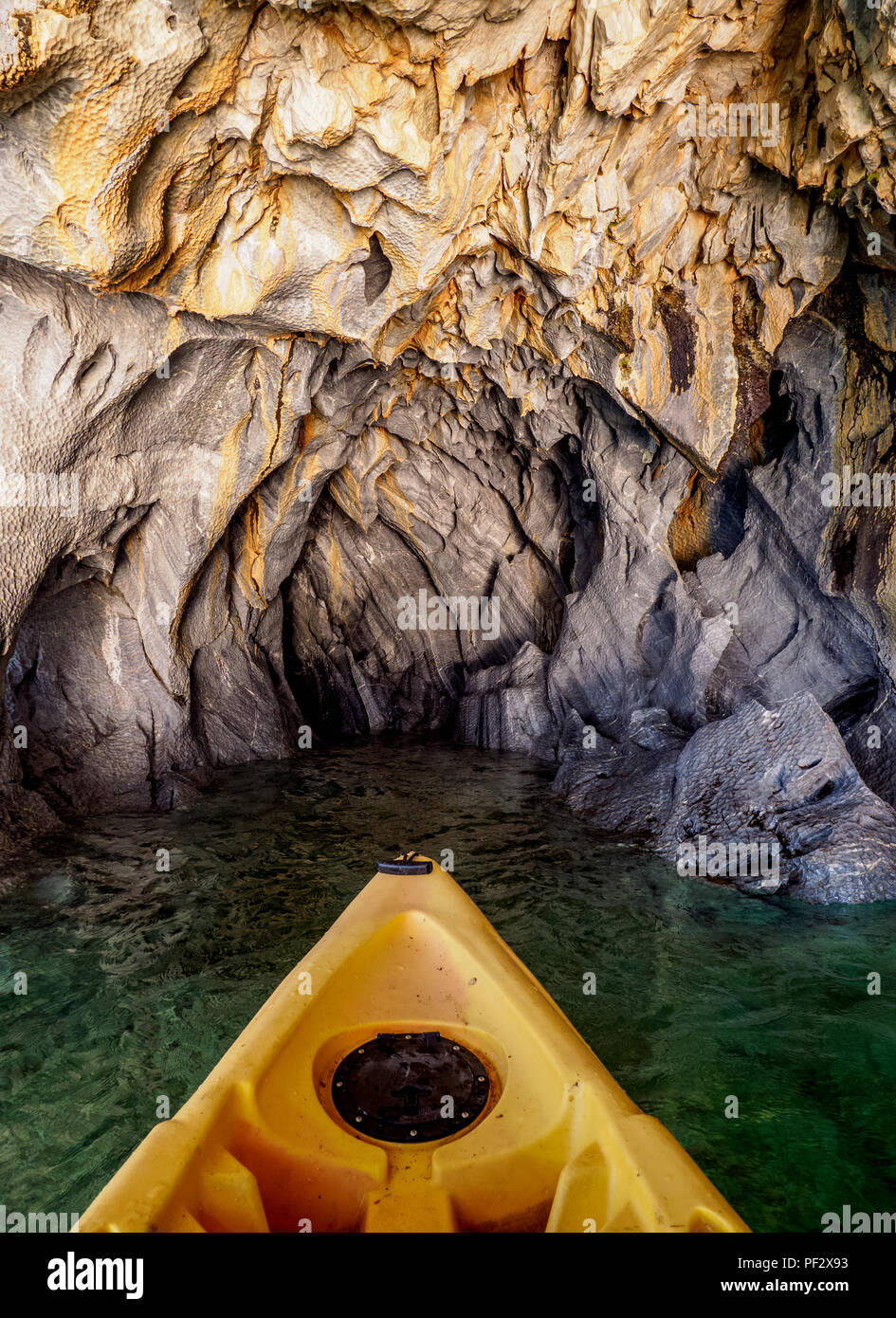 En kayak dans les grottes, Santuario de la Naturaleza capillas de Marmol, Lac General Carrera, Puerto Rio Tranquilo, région d'Aysen, en Patagonie, au Chili Banque D'Images