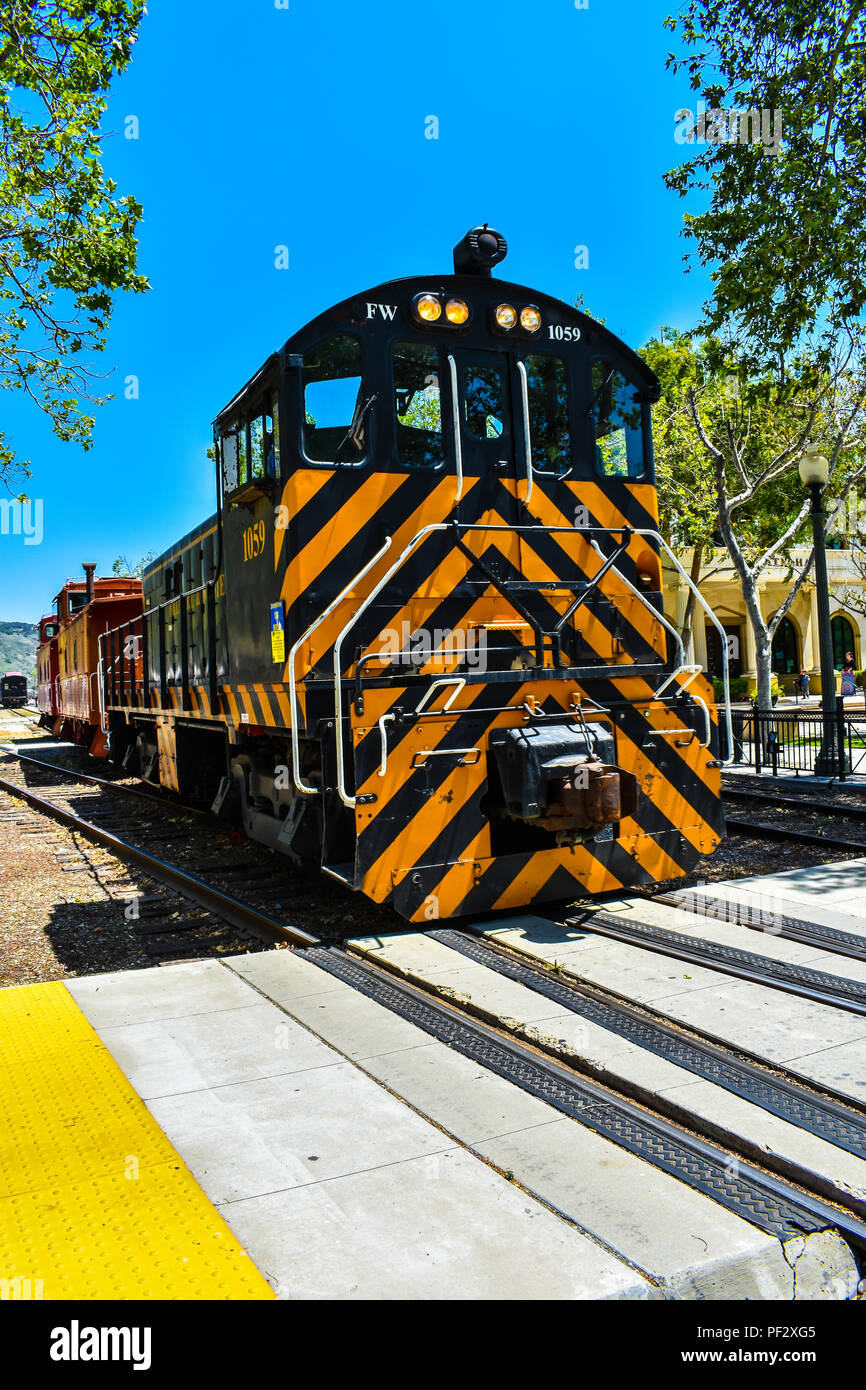 4/28/2018 Fillmore Ca. - Un moteur switcher quitte la gare tirant des voitures pendant le Steamfest. Banque D'Images