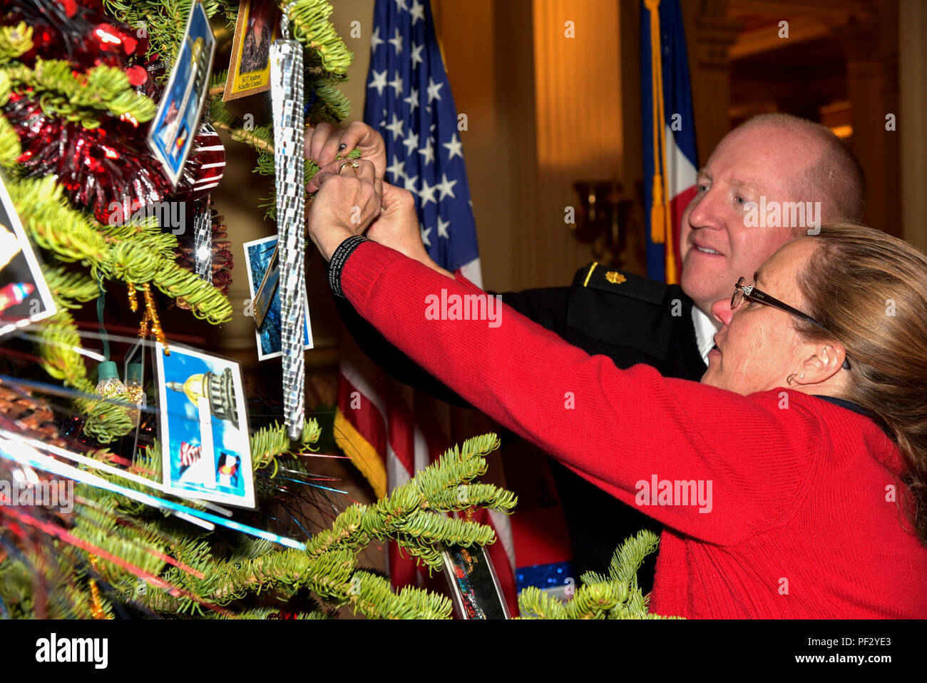 Colorado Gold Star Famille ornent l'arbre de Noël avec des photos de leurs héros tombés au cours d'un secteur/à la Colorado State Capitol, le 17 décembre 2015. Banque D'Images