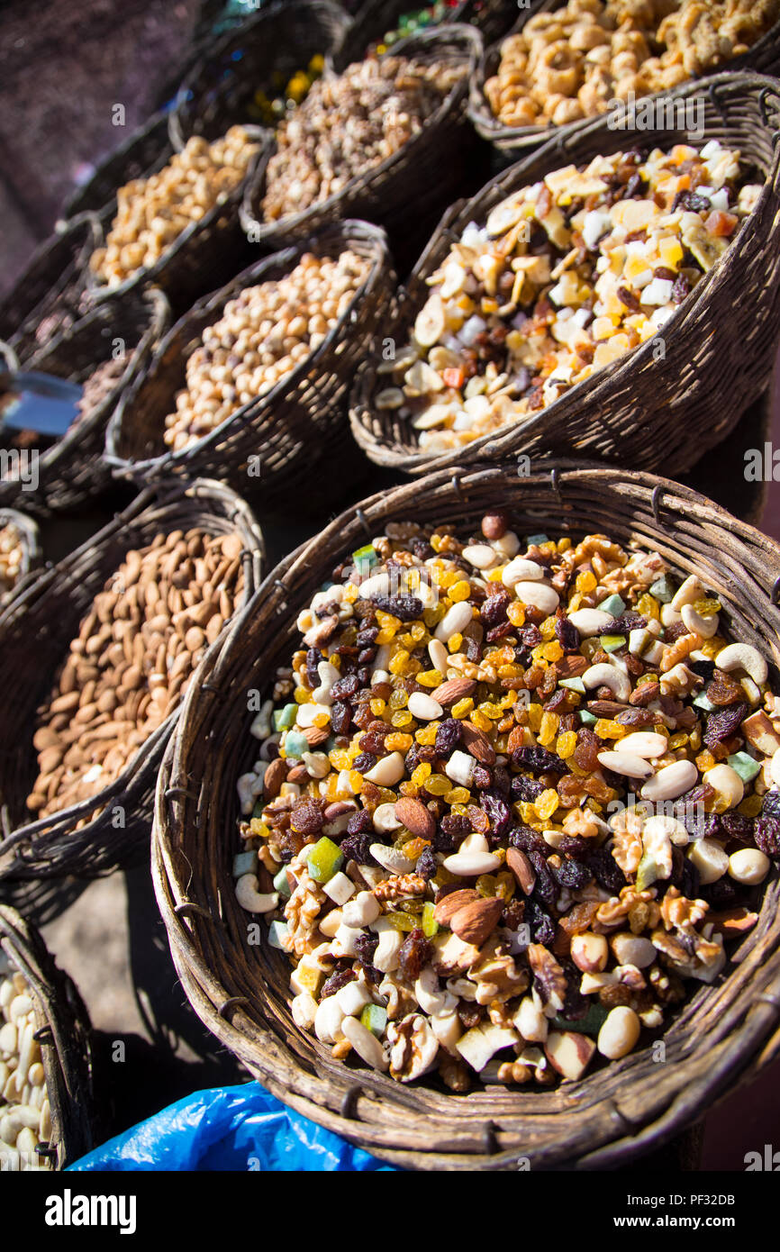 Different kinds of nuts Banque de photographies et d’images à haute ...