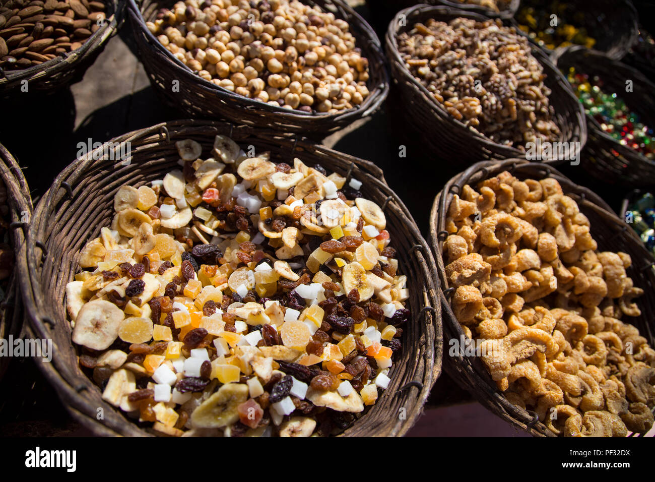 Different kinds of nuts Banque de photographies et d’images à haute ...