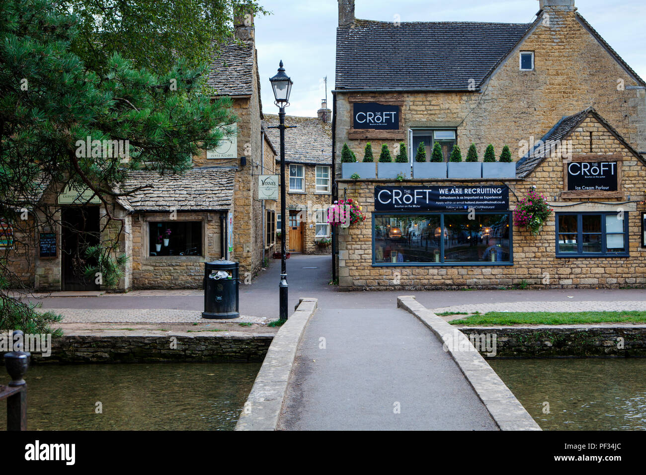 Bourton-on-the-water, UK - 8 août 2018 : Bourton-on-the-Water est un village dans la région rurale du sud de la région des Cotswolds Angleterre centrale Banque D'Images