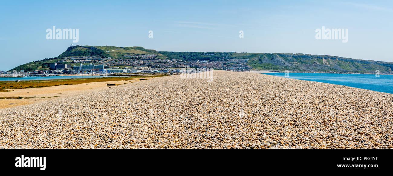 Vue panoramique de l'île Portland à partir de la plage de Chesil, Dorset, UK prise le 11 juillet 2013 Banque D'Images