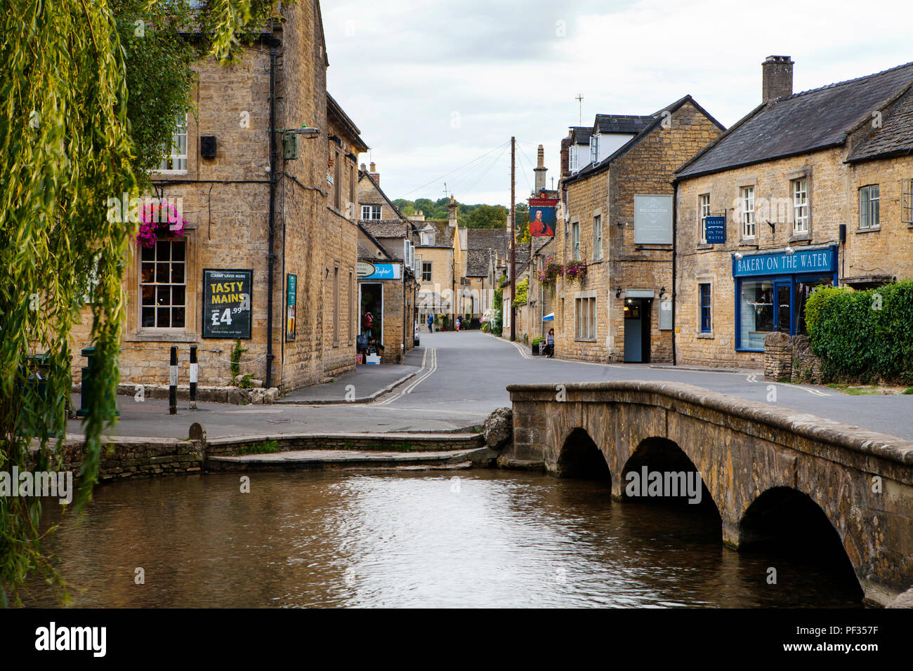 Bourton-on-the-water, UK - 8 août 2018 : Bourton-on-the-Water est un village dans la région rurale du sud de la région des Cotswolds Angleterre centrale Banque D'Images