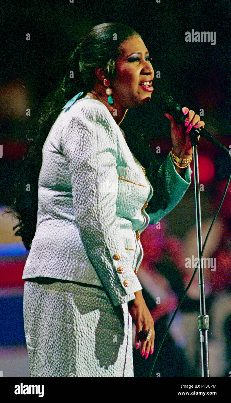 New York, NY USA, 13 juillet 1992 Aretha Franklin la "Reine d'âme' chante le 'Star-Spangled Banner' hymne national à l'ouverture de la Convention nationale de nomination démocratique dans le Madison Square Garden de New York. Banque D'Images