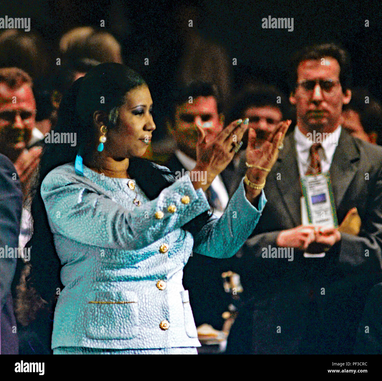 New York, NY USA, 13 juillet 1992 Aretha Franklin la "Reine d'âme' chante le 'Star-Spangled Banner' hymne national à l'ouverture de la Convention nationale de nomination démocratique dans le Madison Square Garden de New York. Banque D'Images