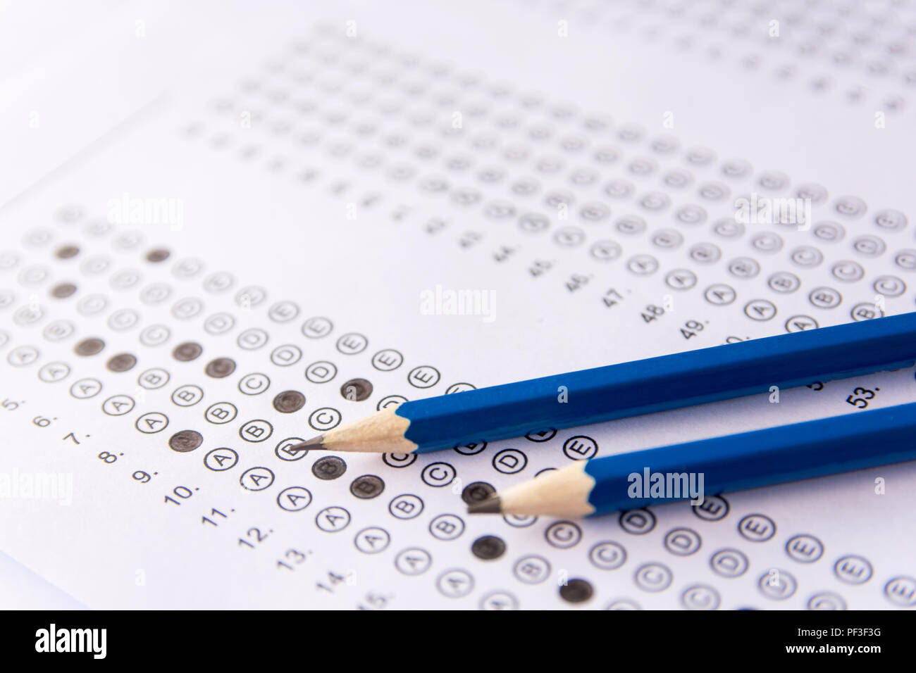 Crayon sur les feuilles ou sous forme de tests normalisés avec des réponses à choix multiples. bulles feuille de réponses Banque D'Images