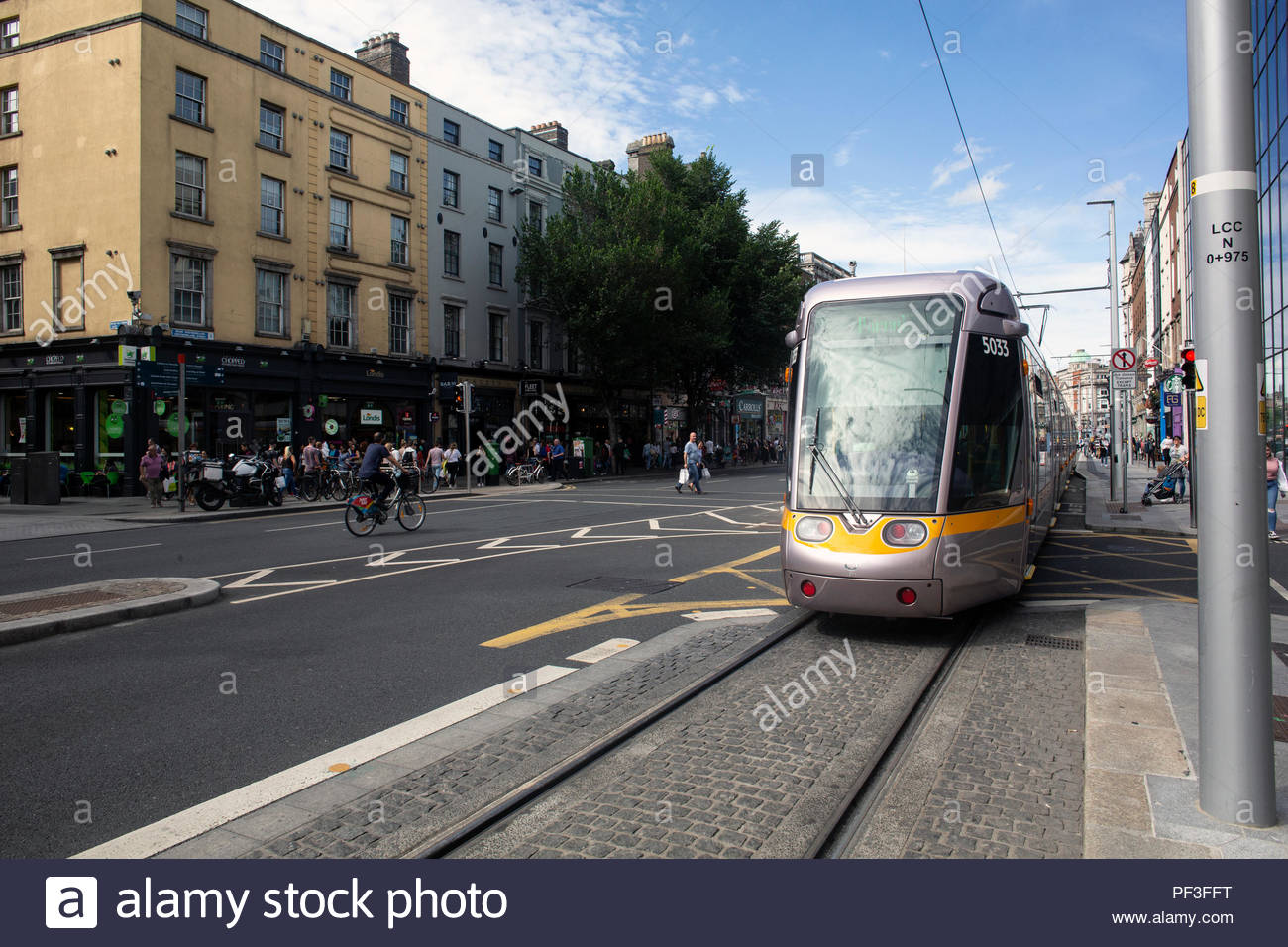 Un arrêt de tramway Luas dans le centre-ville de Dublin lors d'une journée ensoleillée, en août, le nombre de touristes augmenter en Irlande. Le Luas système a été un grand succès à Dublin Banque D'Images