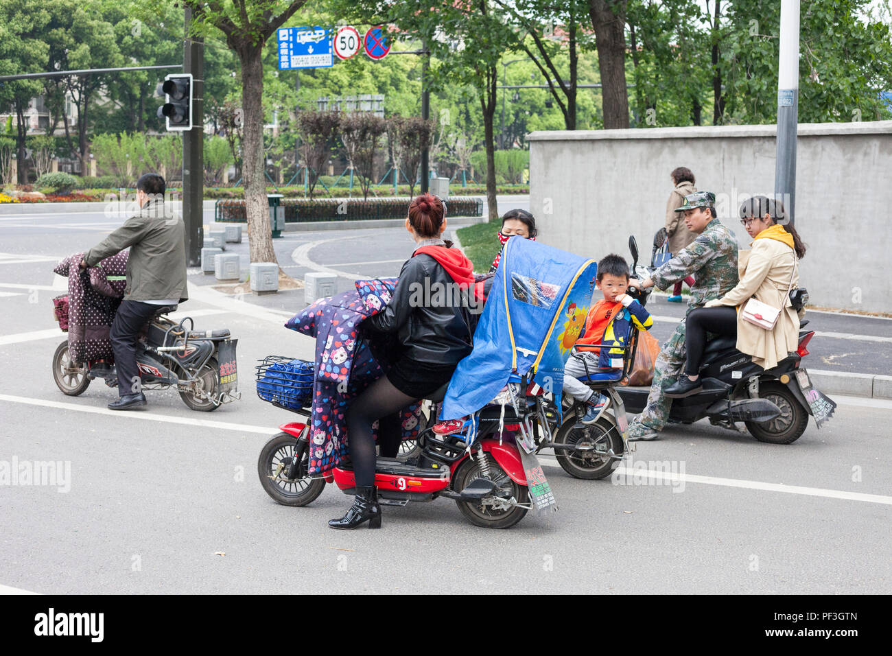 Nanjing, Jiangsu, Chine. Transport de motos électriques. Banque D'Images