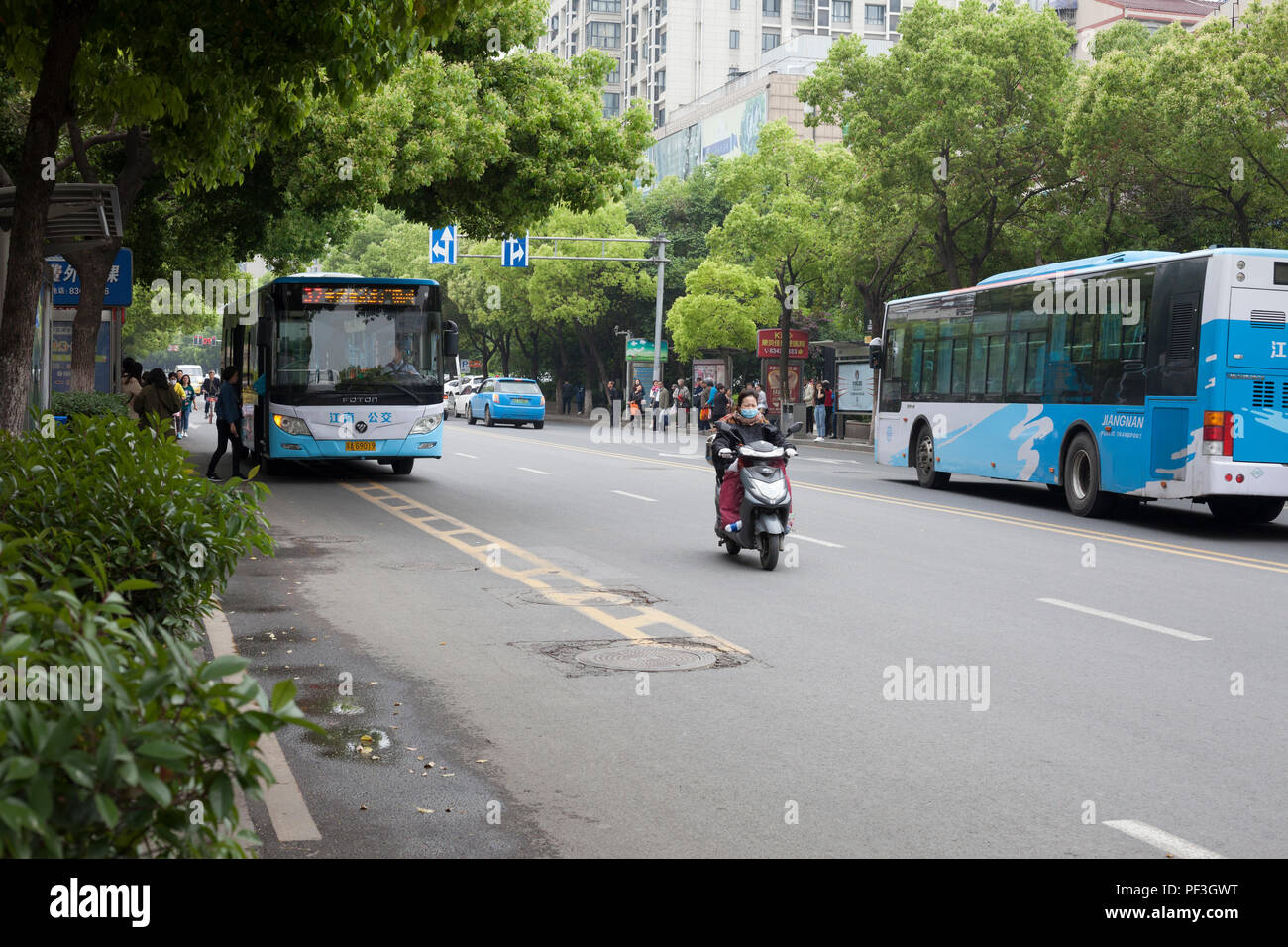 Nanjing, Jiangsu, Chine. Les bus et la circulation de la rue de moto. Banque D'Images