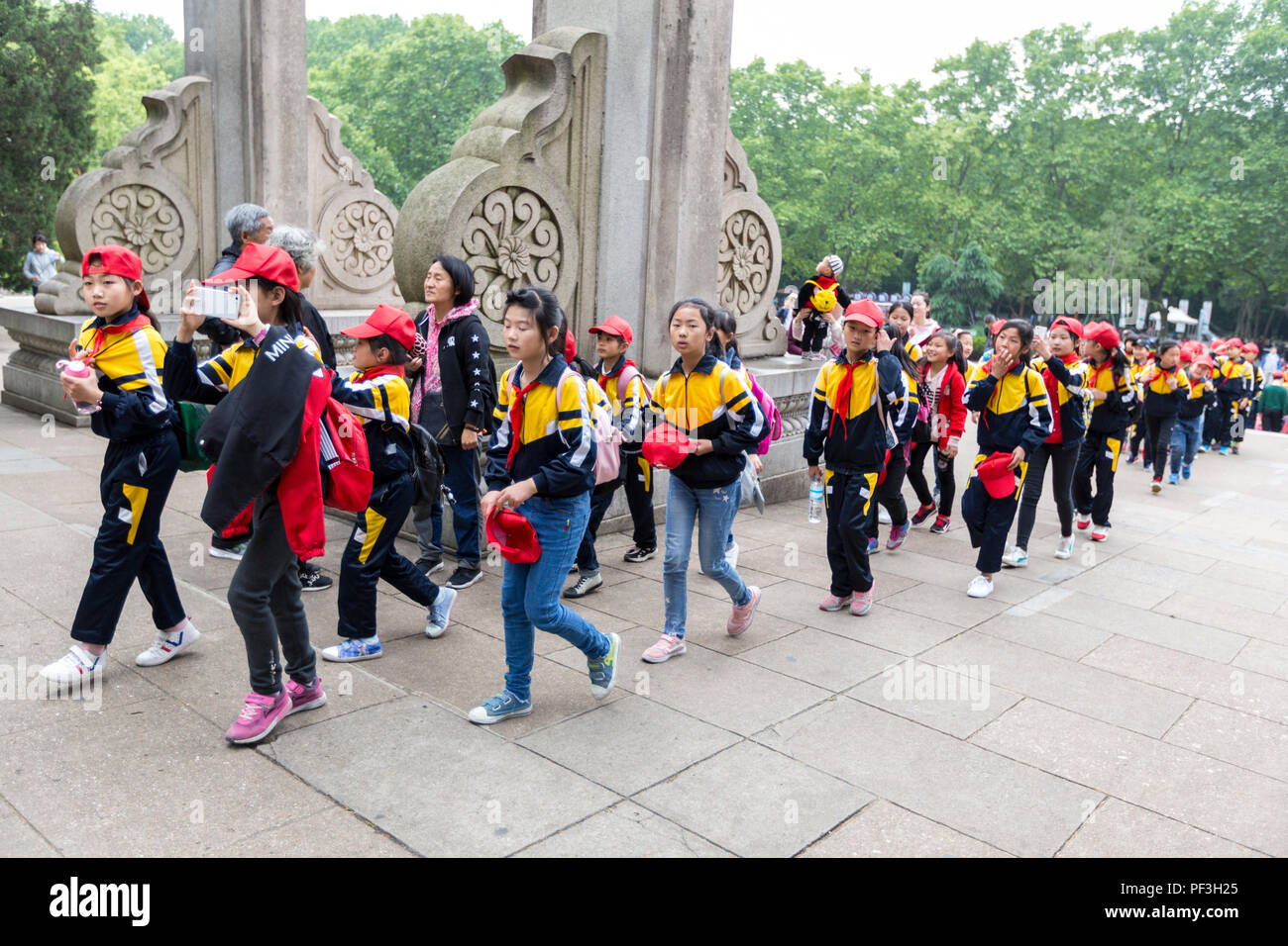 Nanjing, Jiangsu, Chine. Les écoliers chinois approchant le mausolée Sun Yat-sen. Banque D'Images