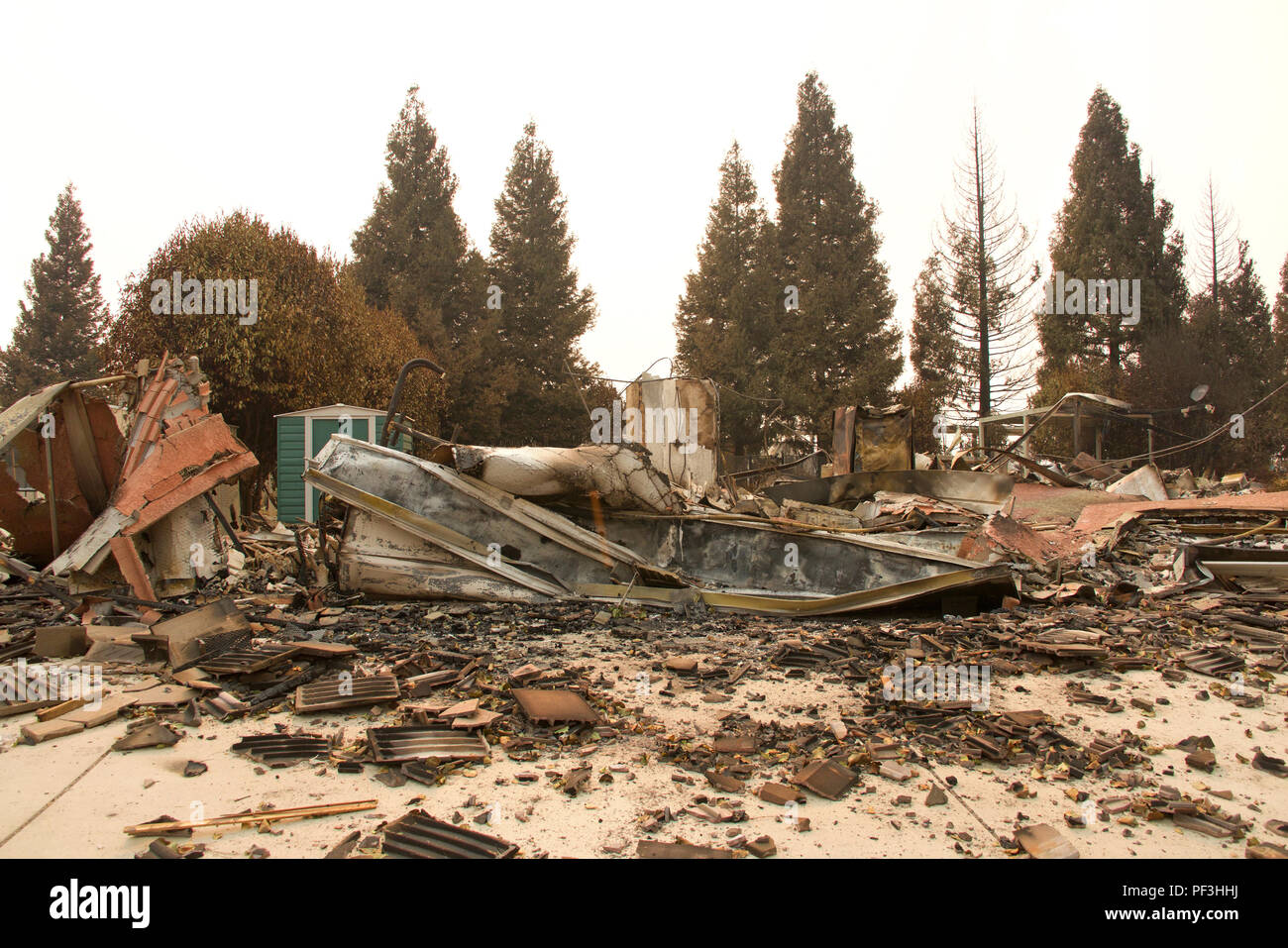 Accueil brûlé à la terre dans la récente tempête de feu feu sauvage à Redding en Californie. La fumée et des cendres dans l'air comme le feu continue de brûler plusieurs mi Banque D'Images