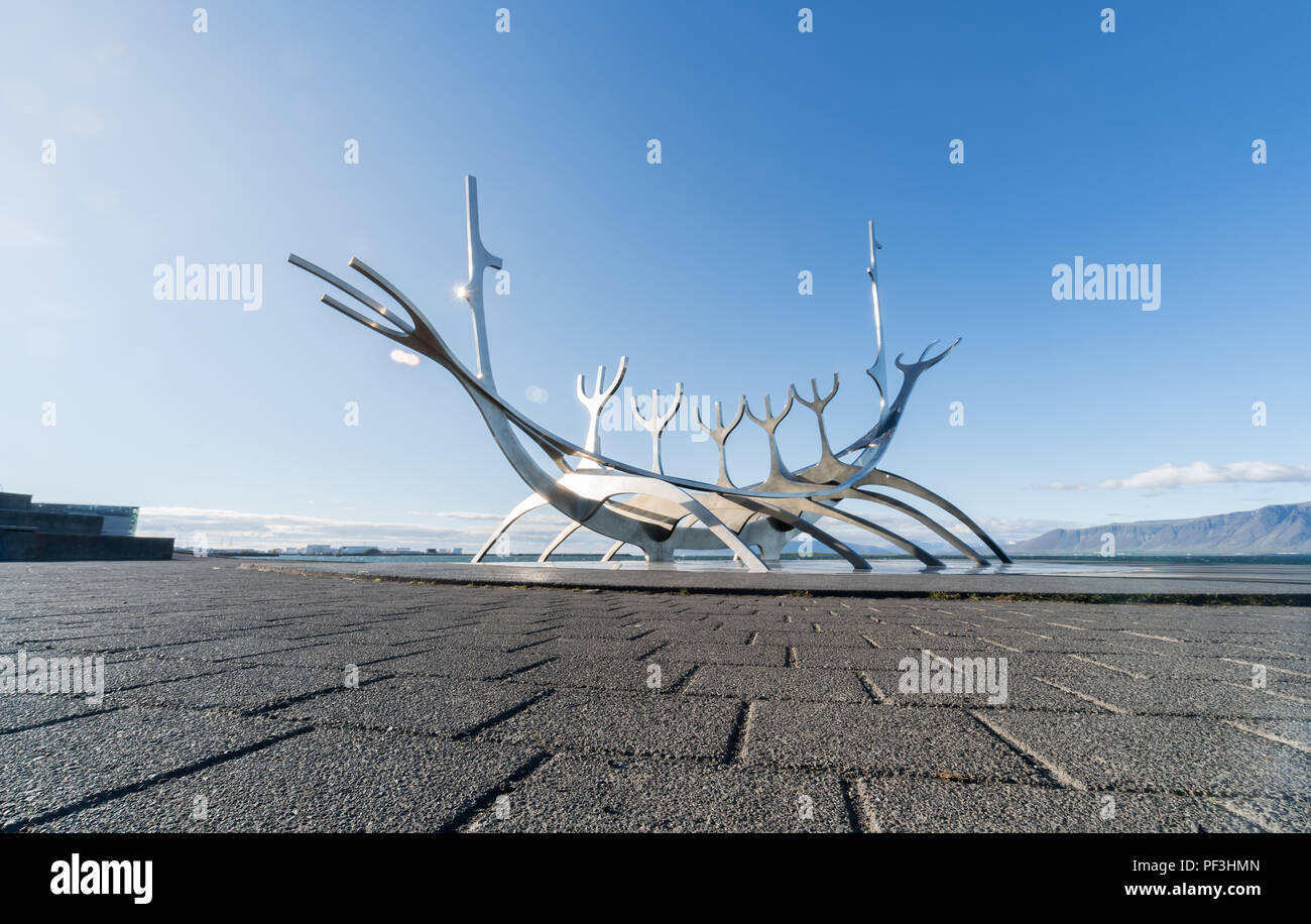 Reykjavik, Islande. 8 juin 2017 : Solfar (Sun Voyager) Sculpture, par Jón Gunnar Arnason, debout sur le front de mer de Reykjavik inspirer Banque D'Images