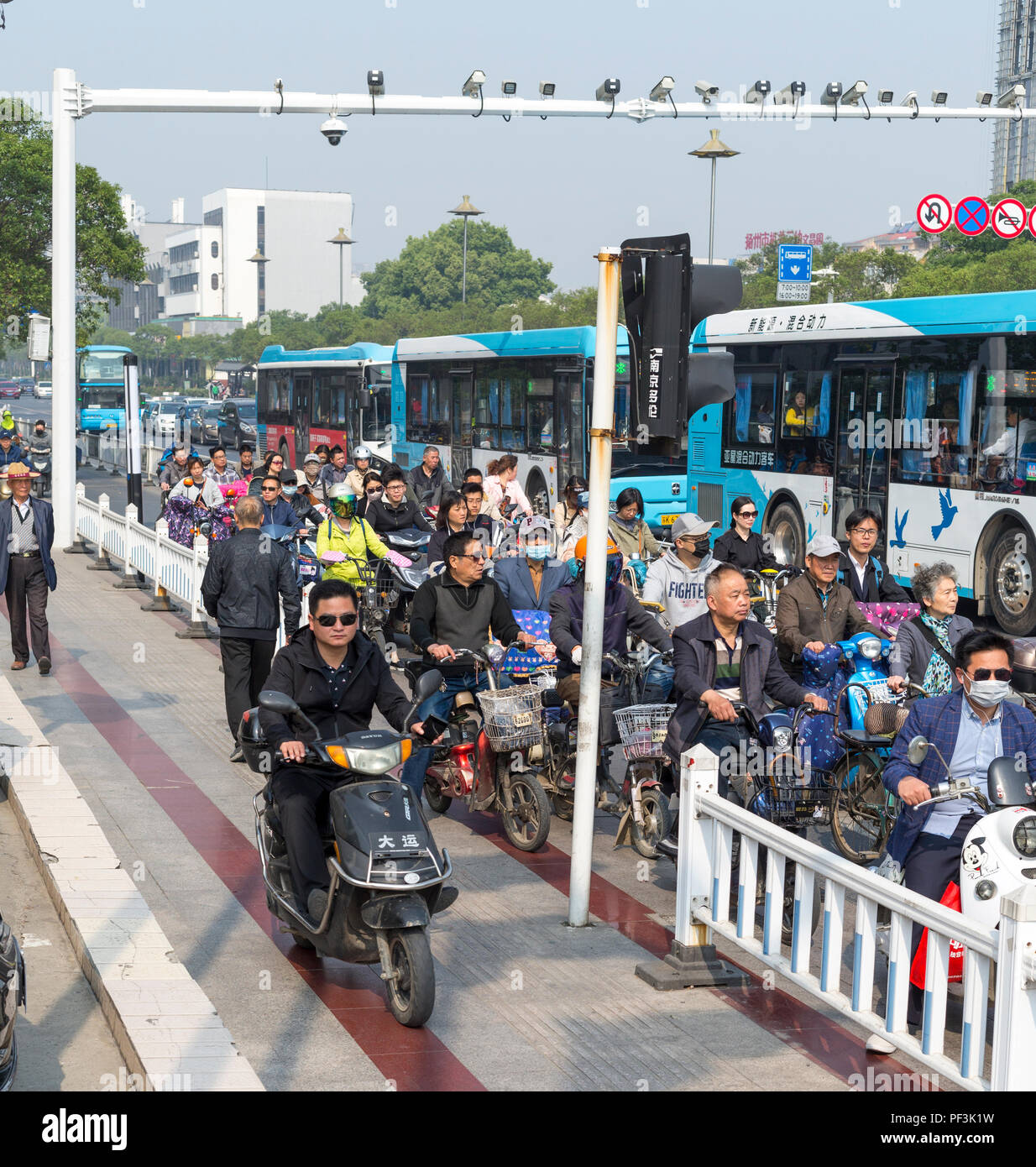 Yangzhou, Jiangsu, Chine. Matin le trafic de banlieue. Banque D'Images