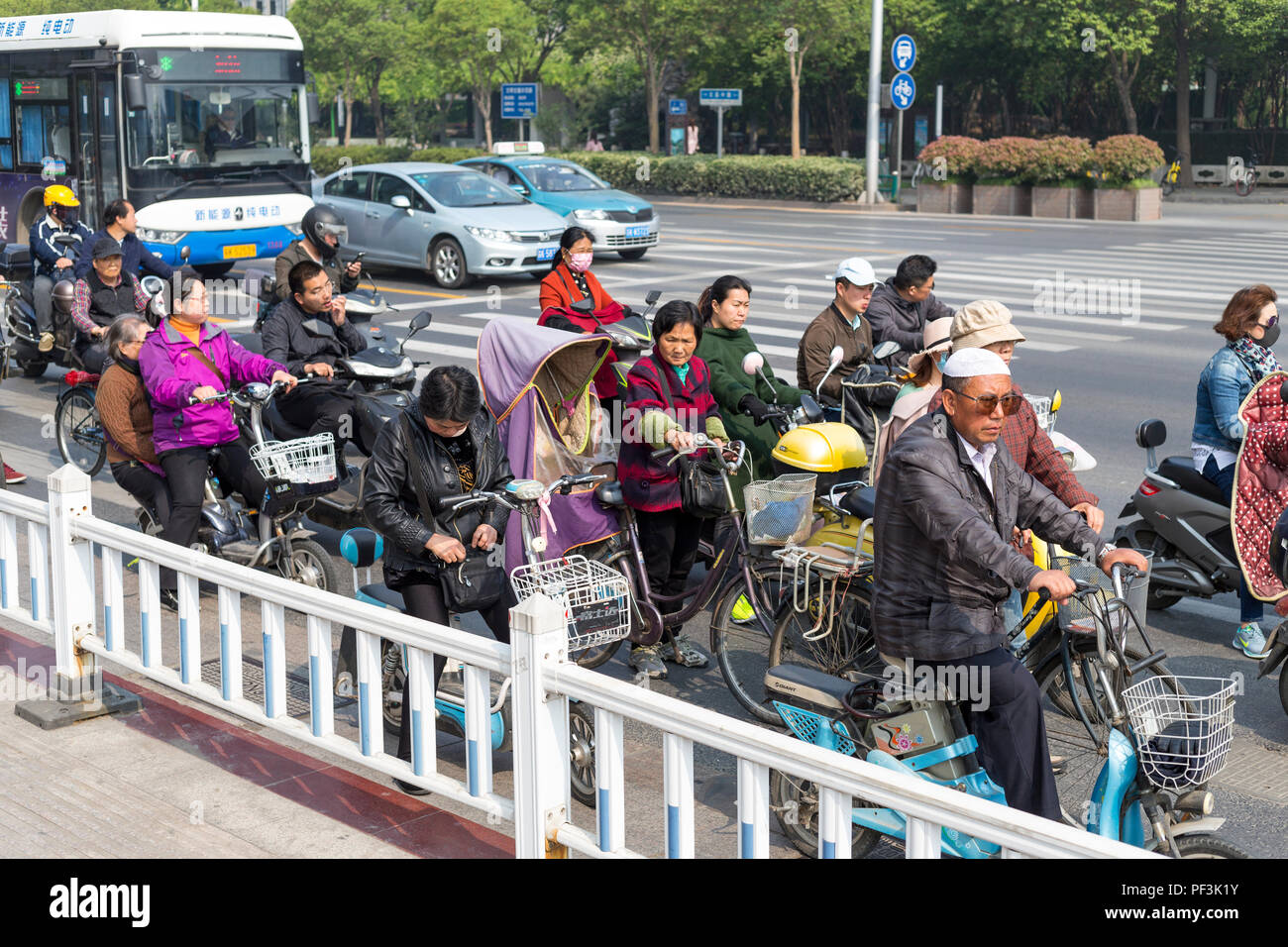 Yangzhou, Jiangsu, Chine. Matin le trafic de banlieue. Banque D'Images
