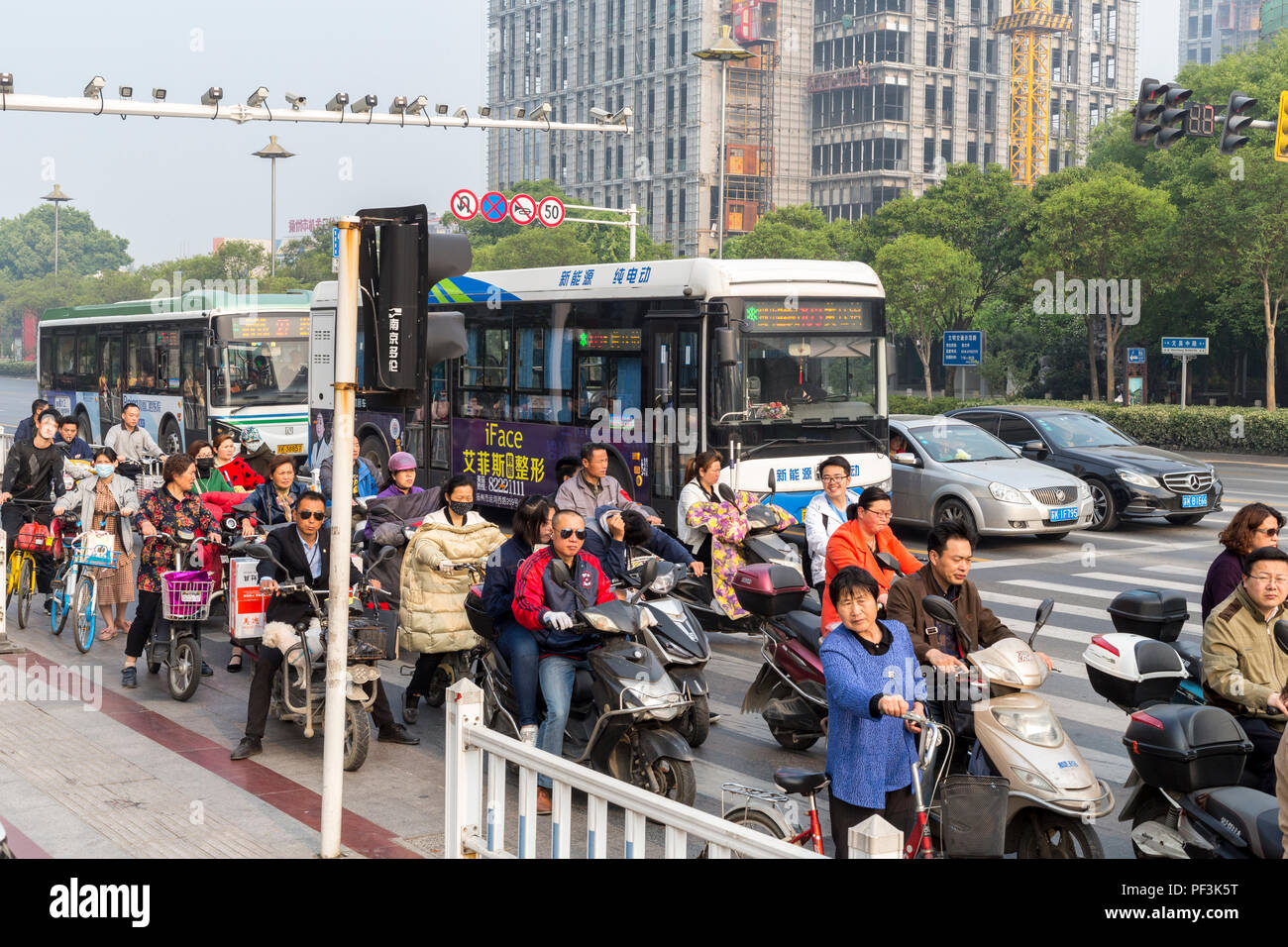 Yangzhou, Jiangsu, Chine. Matin le trafic de banlieue. Banque D'Images