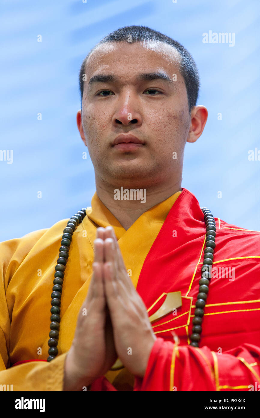 Yangzhou, Jiangsu, Chine. Temple Daming. Zou acteur Tong Tong Jian Zhen missionnaire bouddhiste représente dans la production théâtrale à l'est traversant. Banque D'Images