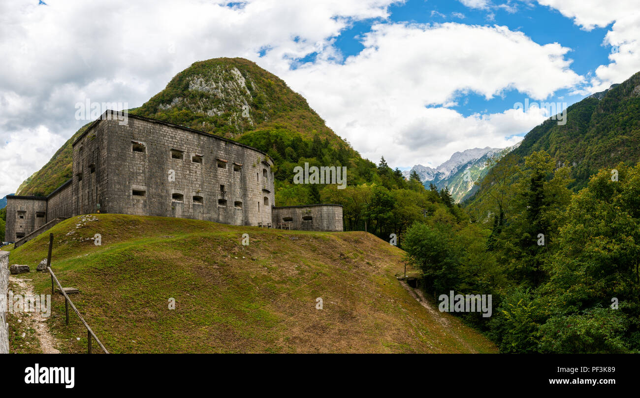 - Flitscher Kluze forteresse Klause près de Bovec, Slovénie, construit en 1881 et de la protection d'un col de montagne dans les Alpes Banque D'Images