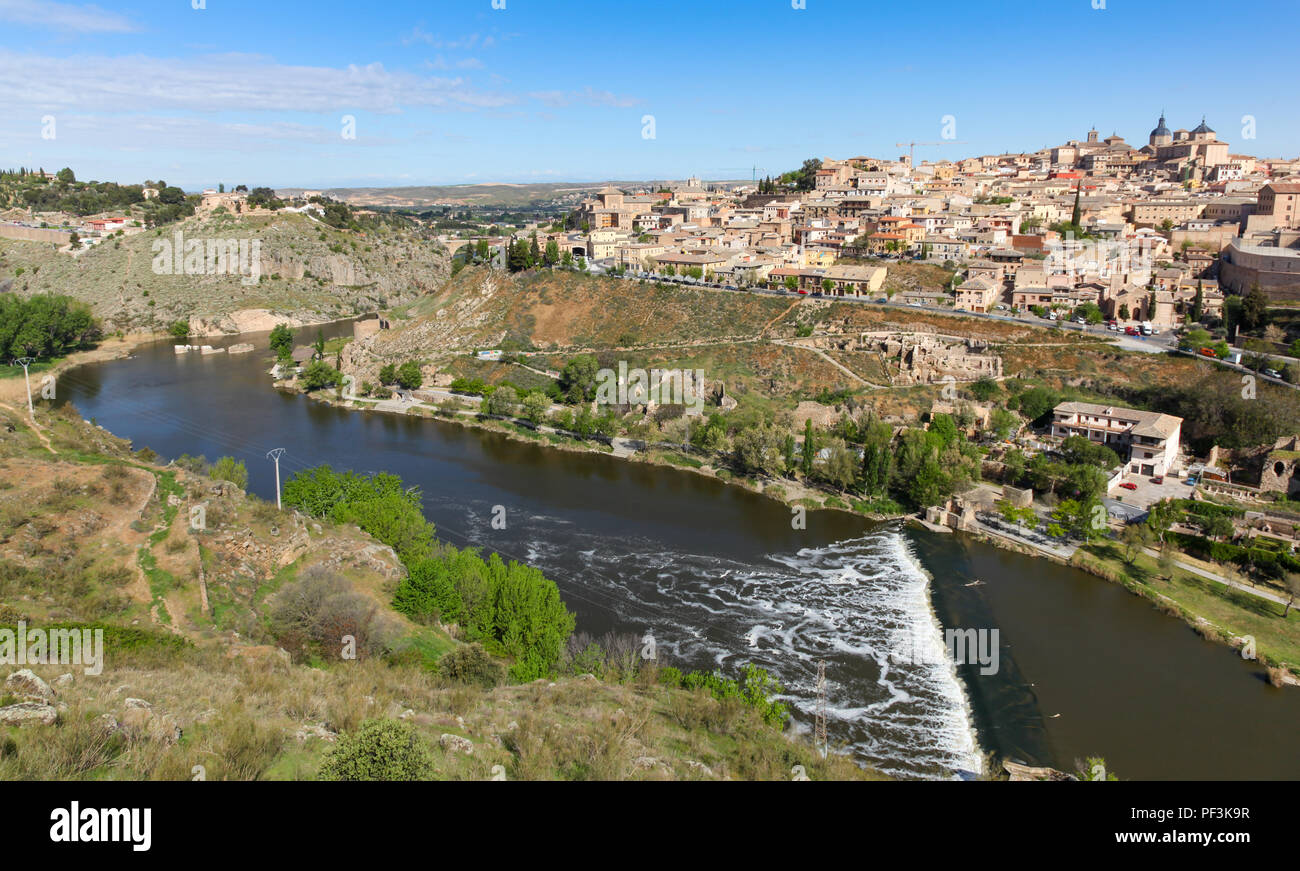 Vue sur la ville à travers le Tage à Tolède une ville médiévale dans le centre de l'Espagne. C'est une destination touristique populaire avec de nombreux bâtiments historiques d'explo Banque D'Images