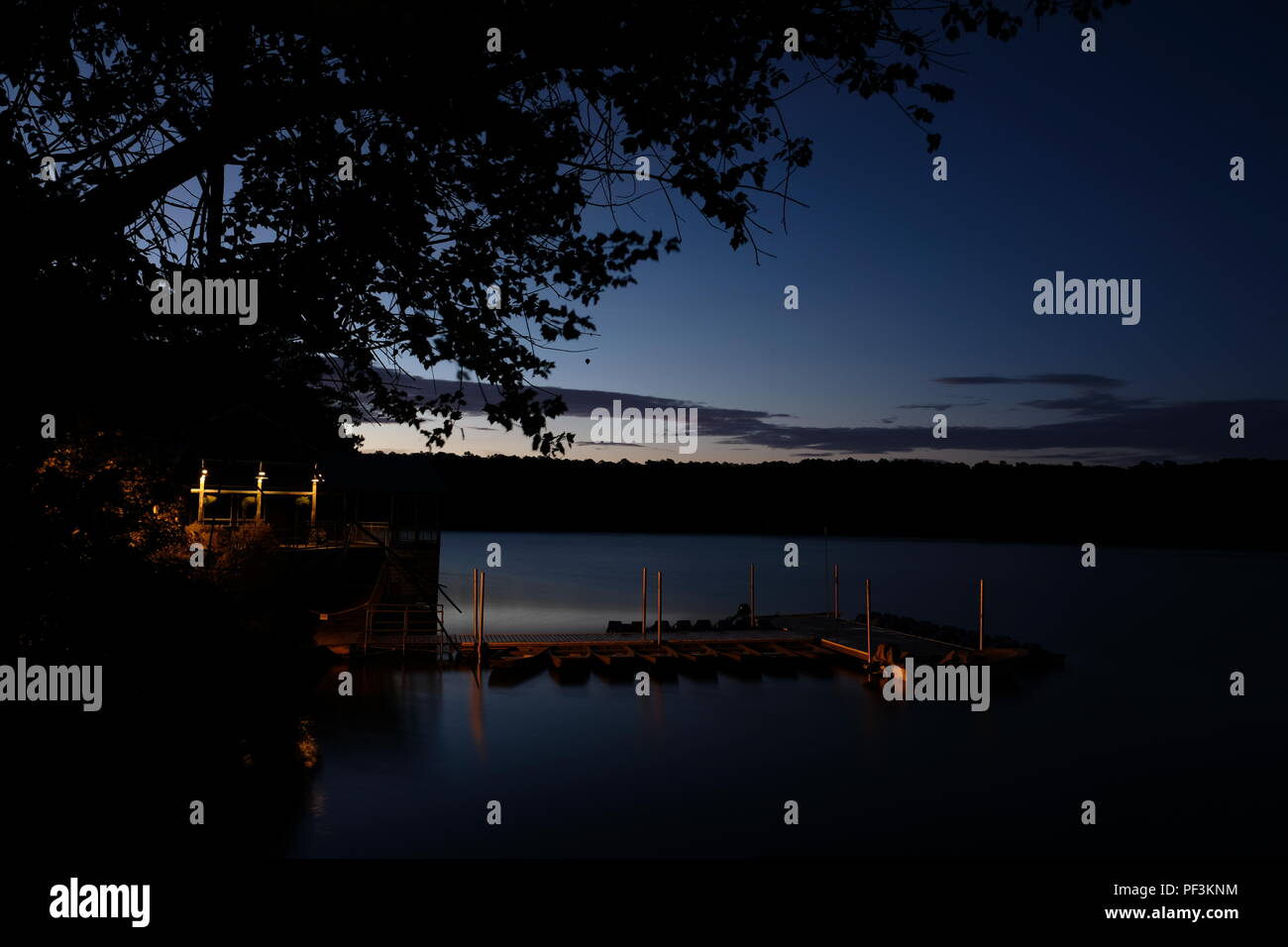 Vue sur le parc's Boathouse au début de l'aube, et avec le dock illuminée par les lumières au lac Johnson Park à Raleigh en Caroline du Nord Banque D'Images