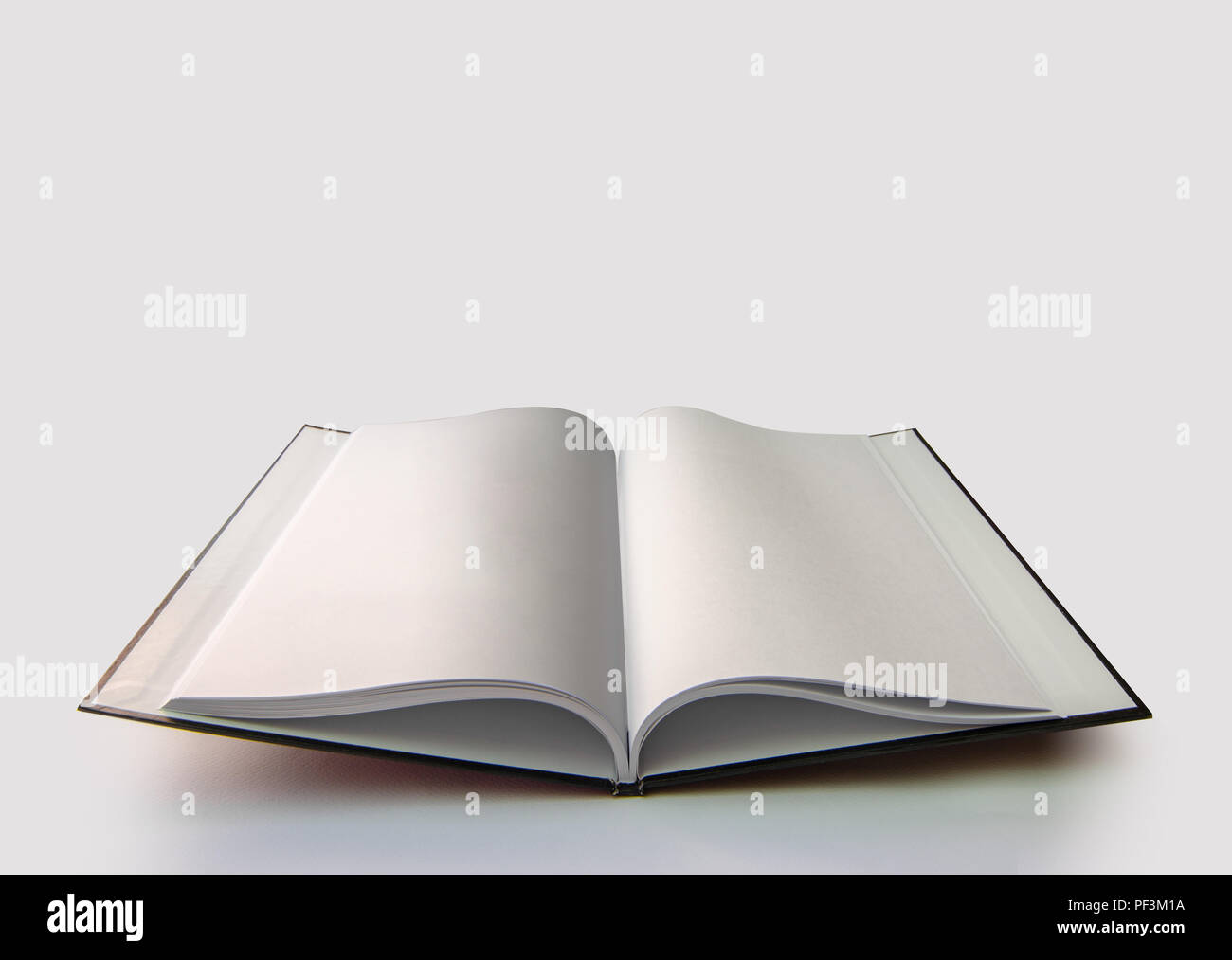 Livre à couverture rigide placée sur un fond blanc. Banque D'Images