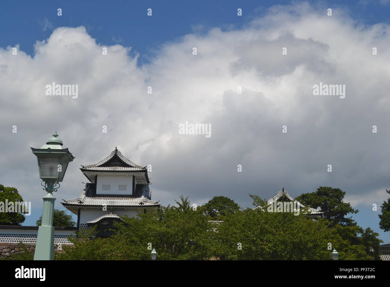 Le château de Kanazawa sky avec en arrière-plan Banque D'Images