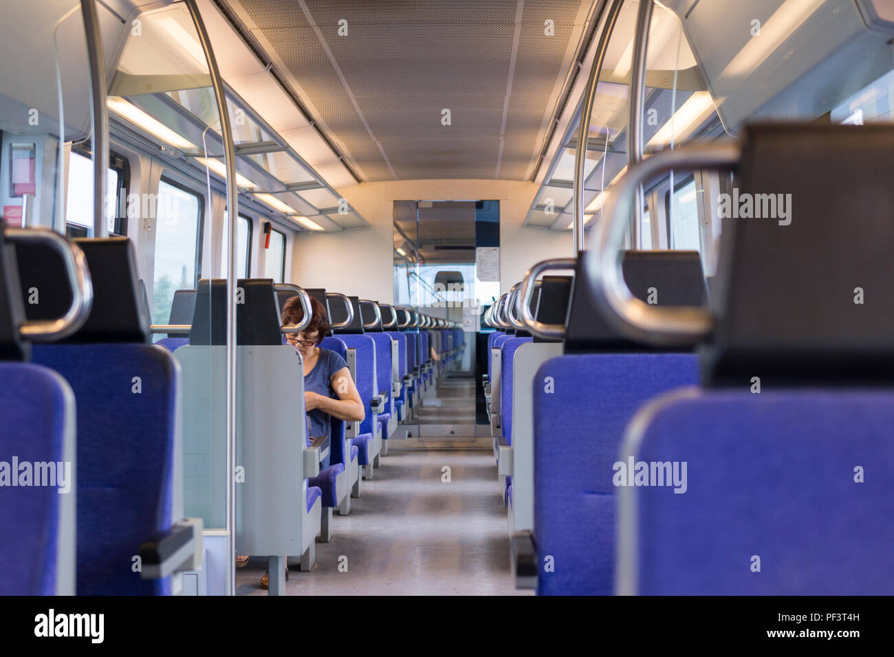 Un intérieur de train électrique moderne presque vide en marche La ligne de train entre Thessalonique et Larissa en Grèce Banque D'Images