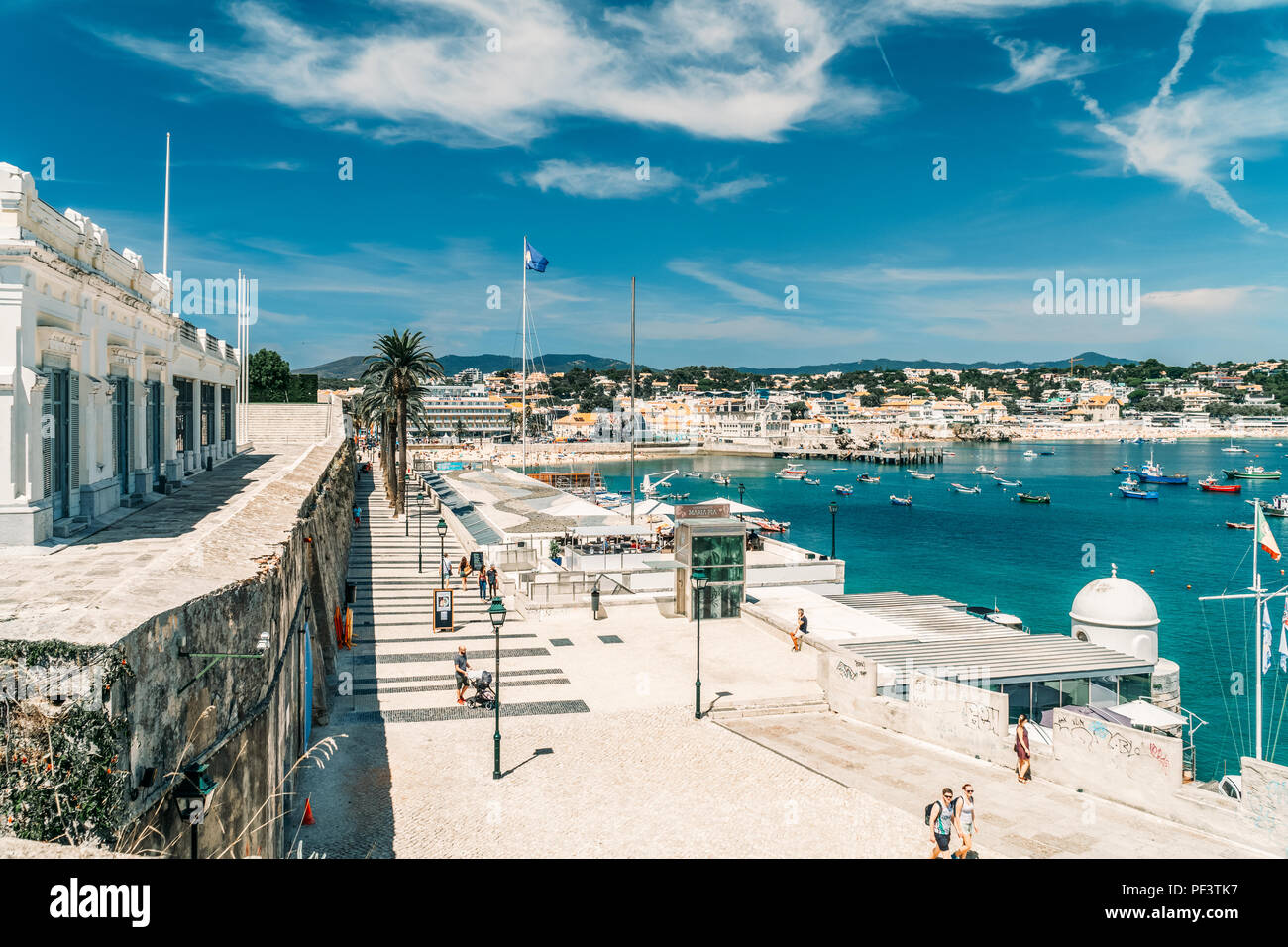 CASCAIS, PORTUGAL - 25 août 2017 : Yachts de luxe et bateaux dans le port de Cascais à l'Océan Atlantique Banque D'Images