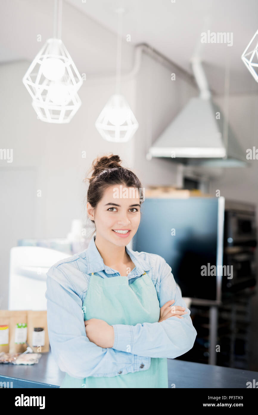 Smiling Waitress in Modern Cafe Banque D'Images