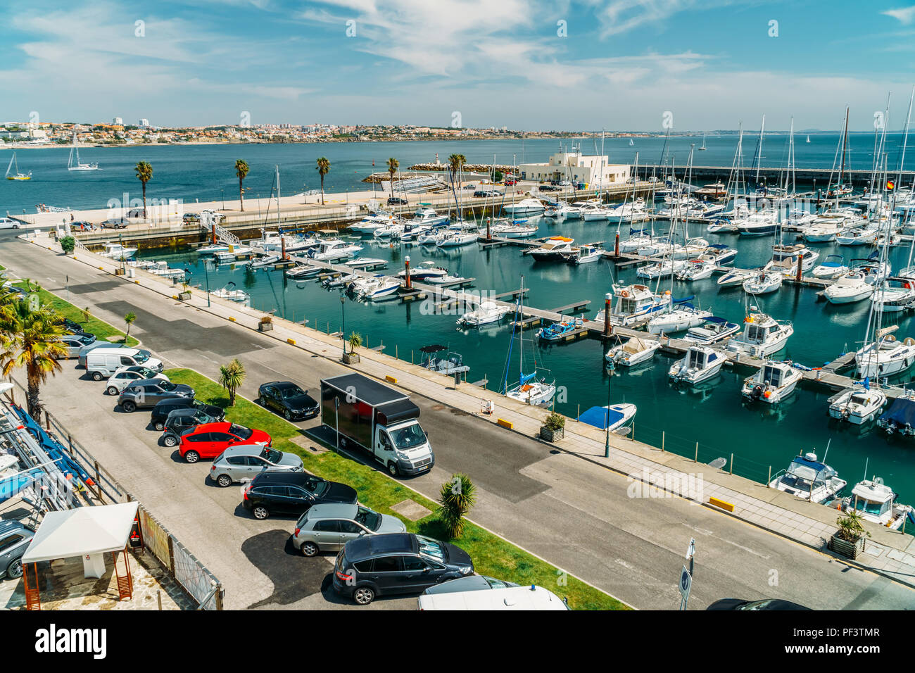 CASCAIS, PORTUGAL - 25 août 2017 : Yachts de luxe et bateaux dans le port de Cascais à l'Océan Atlantique Banque D'Images
