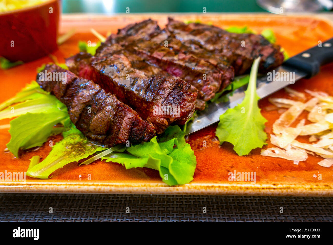 Italien traditionnel steak tagliata de parmesan et salade comme close-up sur une plaque Banque D'Images