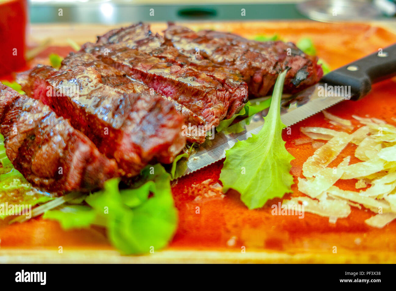 Italien traditionnel steak tagliata de parmesan et salade comme close-up sur une plaque Banque D'Images