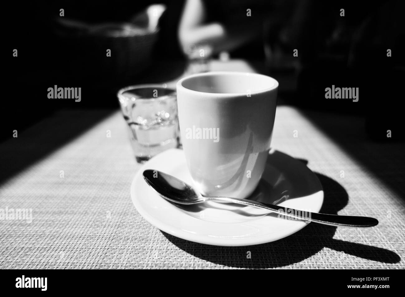 Caffe corretto, boisson traditionnelle Italienne avec une machine à espresso et un coup d'alcool, généralement de la grappa, noir et blanc, la foudre spectaculaire Banque D'Images