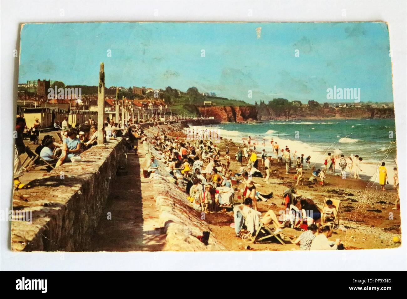 Au début de la plage de carte postale de couleur, Preston, Paignton, Devon, UK montrant une longue plage avec les gens de soleil Banque D'Images
