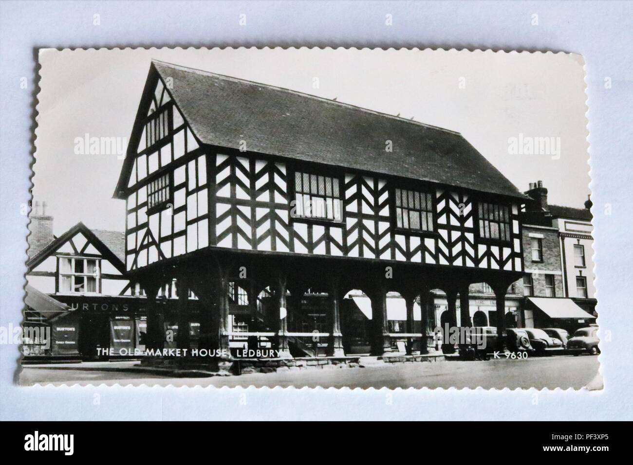 Le Old Market House, Ledbury, UK vieille carte postale en noir et blanc Banque D'Images
