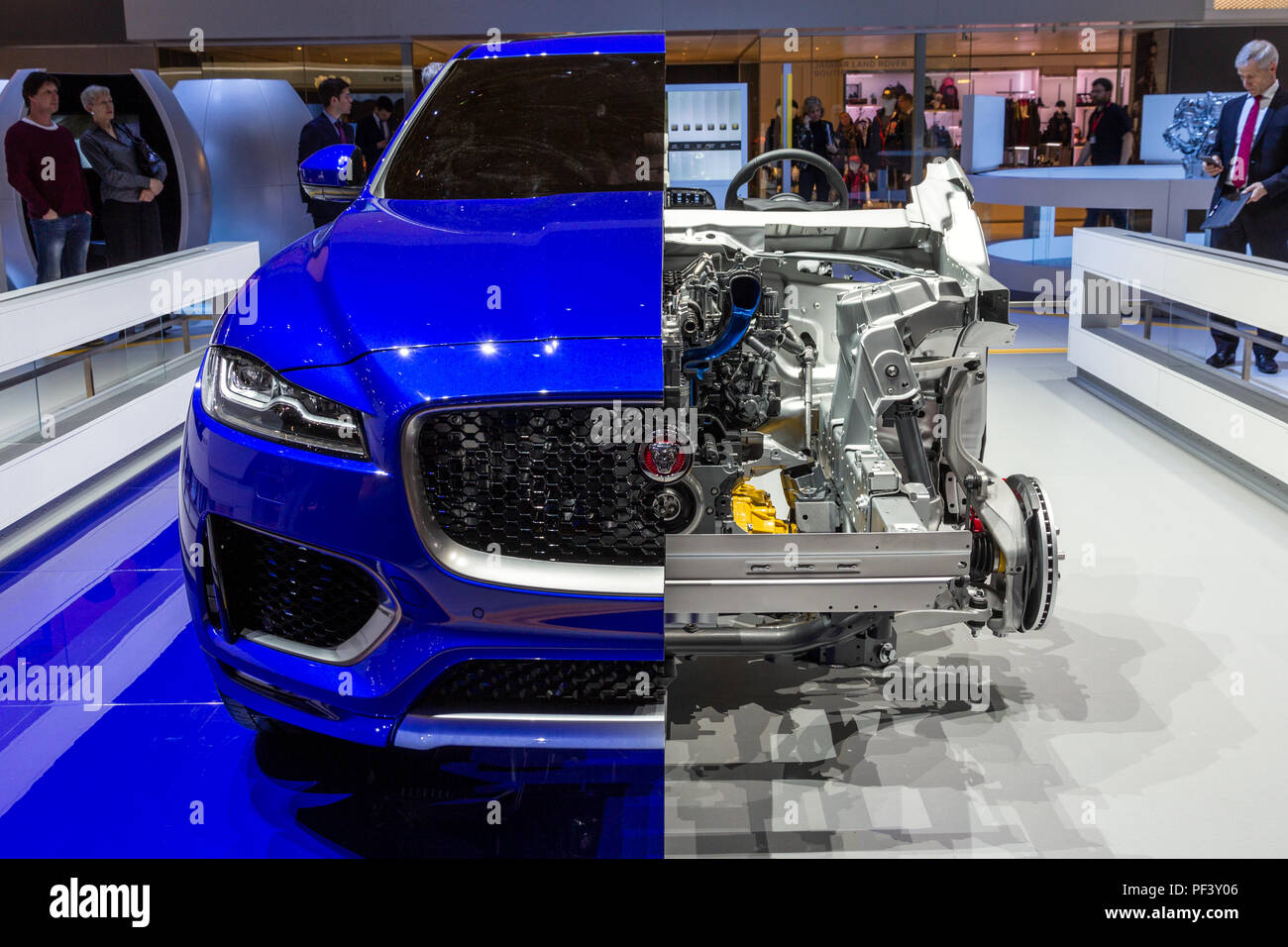 Genève, Suisse - 2 mars 2016 : voiture Jaguar réduit de moitié avec la mécanique de l'intérieur visible à la 86e Salon International de l'Automobile de Genève. Banque D'Images