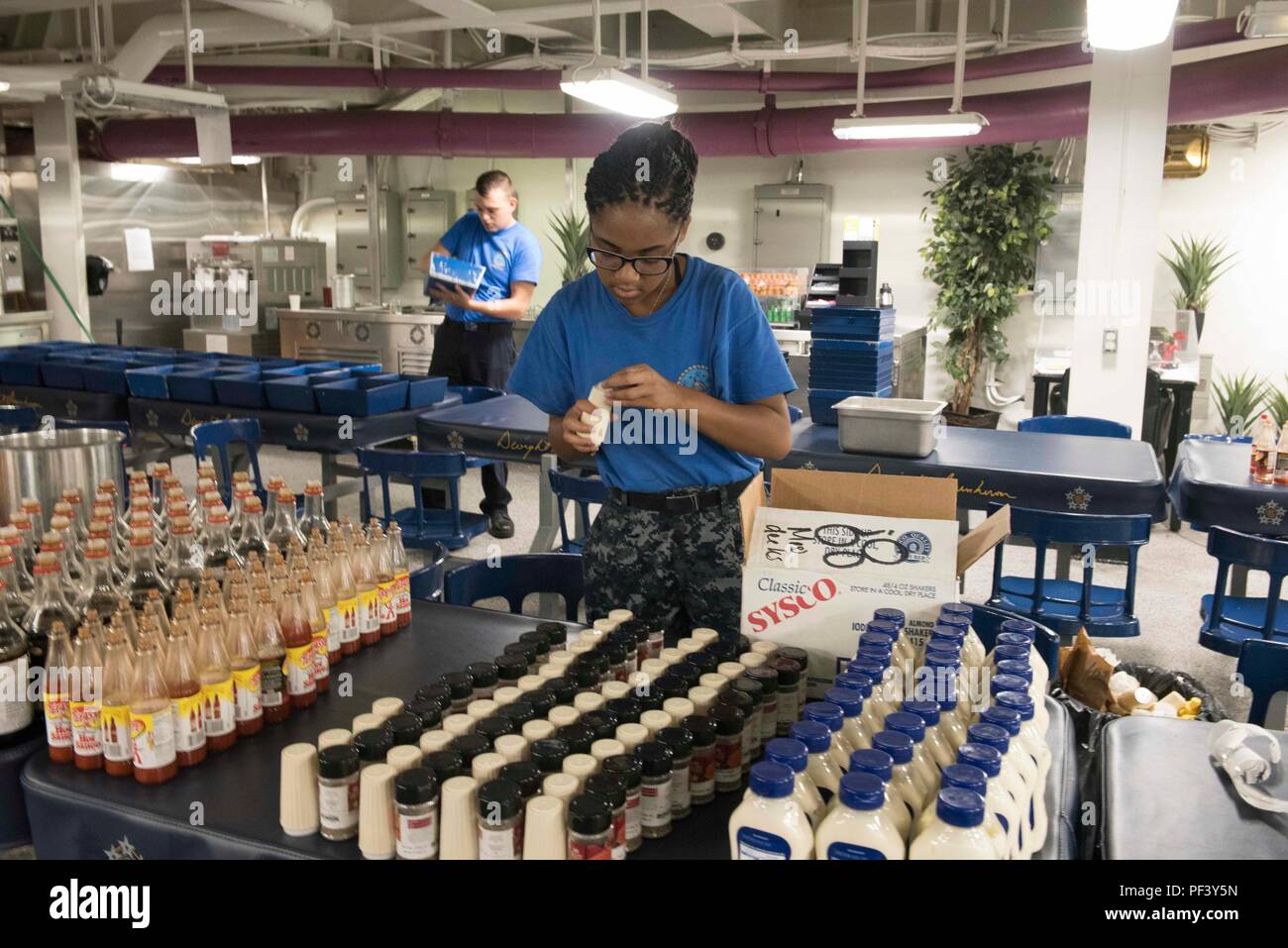 180814-N-MA760-012 Portsmouth (Virginie (Août 14, 2018) l'Aviation maître de Manœuvre (manutention) Airman Breawa Smith, de Virginia Beach, en Virginie, recharges condiments à bord du porte-avions USS Dwight D. Eisenhower (CVN 69)(IKE). Ike est l'objet d'une disponibilité progressive prévue (PIA) au chantier naval de Norfolk au cours de la phase d'entretien de la flotte (Plan d'intervention optimisés OFRP). (U.S. Photo par marine Spécialiste de la communication de masse Apprenti matelot Tyler Miller) Banque D'Images