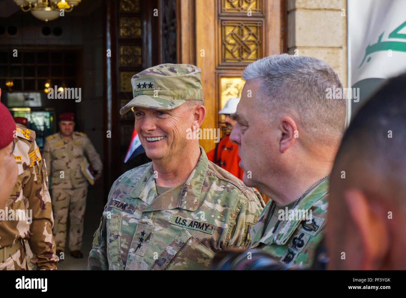 Le lieutenant-général Paul Funk, commandant de la Combined Joint Task Force - inhérents aux États-Unis et de résoudre l'opération Chef d'état-major des armées Le Général Mark Milley visiter le centre des opérations de Bagdad et 3d "brave régiment de cavalerie Rifles" troopers soutien à l'opération résoudre inhérent, 15 août 2018. Brave Rifles troopers sont déployées à l'appui de l'Opération des Groupes de forces de travail, résoudre inhérent par, avec et par les forces de sécurité irakiennes et de la coalition pour vaincre ISIS en Iraq et en Syrie. Banque D'Images