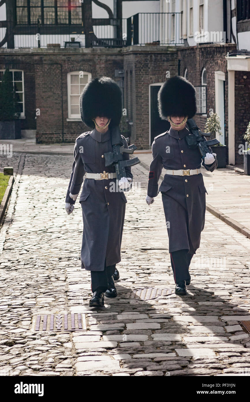 Les gardes en uniforme d'hiver Queens dans la Tour de Londres Banque D'Images