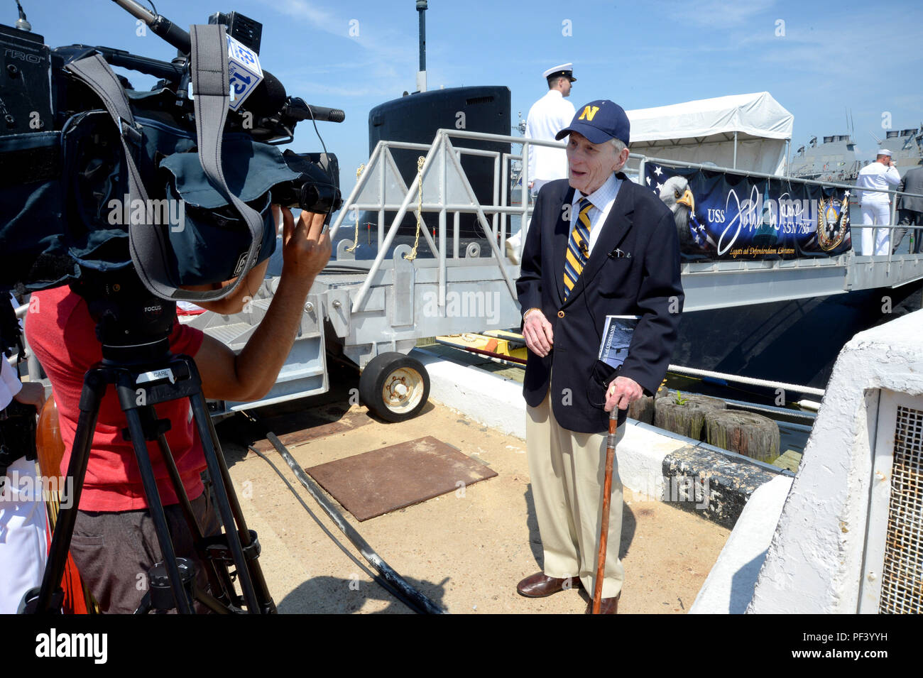 180815-N-JE719-0337 (août Norfolk, Va. 15, 2018) L'Honorable John Warner parle avec WVEC 13 Actualités après USS John Warner (SSN 785) Cérémonie de passation de commandement. Le cmdr. William Wiley soulagé le Cmdr. Burt Canfield comme commandant de John Warner. (U.S. Photo par marine Spécialiste de la communication de masse de 1re classe Jeffrey M. Richardson/libérés) Banque D'Images