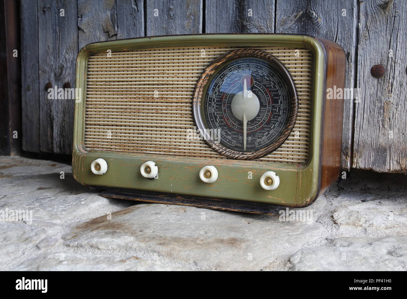 Vieille radio vintage, avec un fond en bois Photo Stock - Alamy